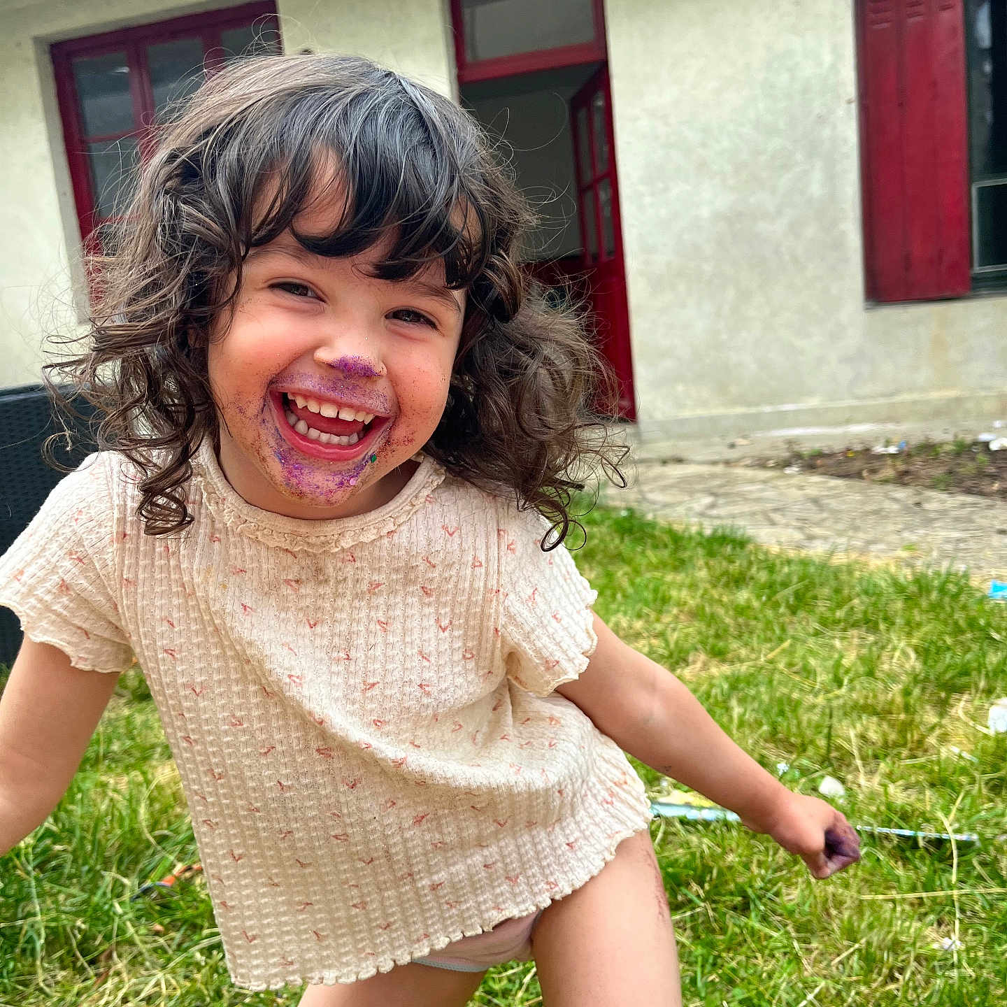 Julia participe au concours pour gagner de l'argent avec cette photo : backyard, bodypart, child, clothing, face, female, girl, grass, happy, head, mouth, nature, outdoors, person, photography, plant, portrait, summer, teeth, yard