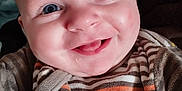 Malone a rejoint le concours — aidez-le/la à gagner de superbes lots ! baby, smiling, face, blue_eyes, teeth, striped_clothing, infant, cute, happy, close_up, child, portrait, apparel, button, fabric, skin, cheeks, mouth, tongue, human