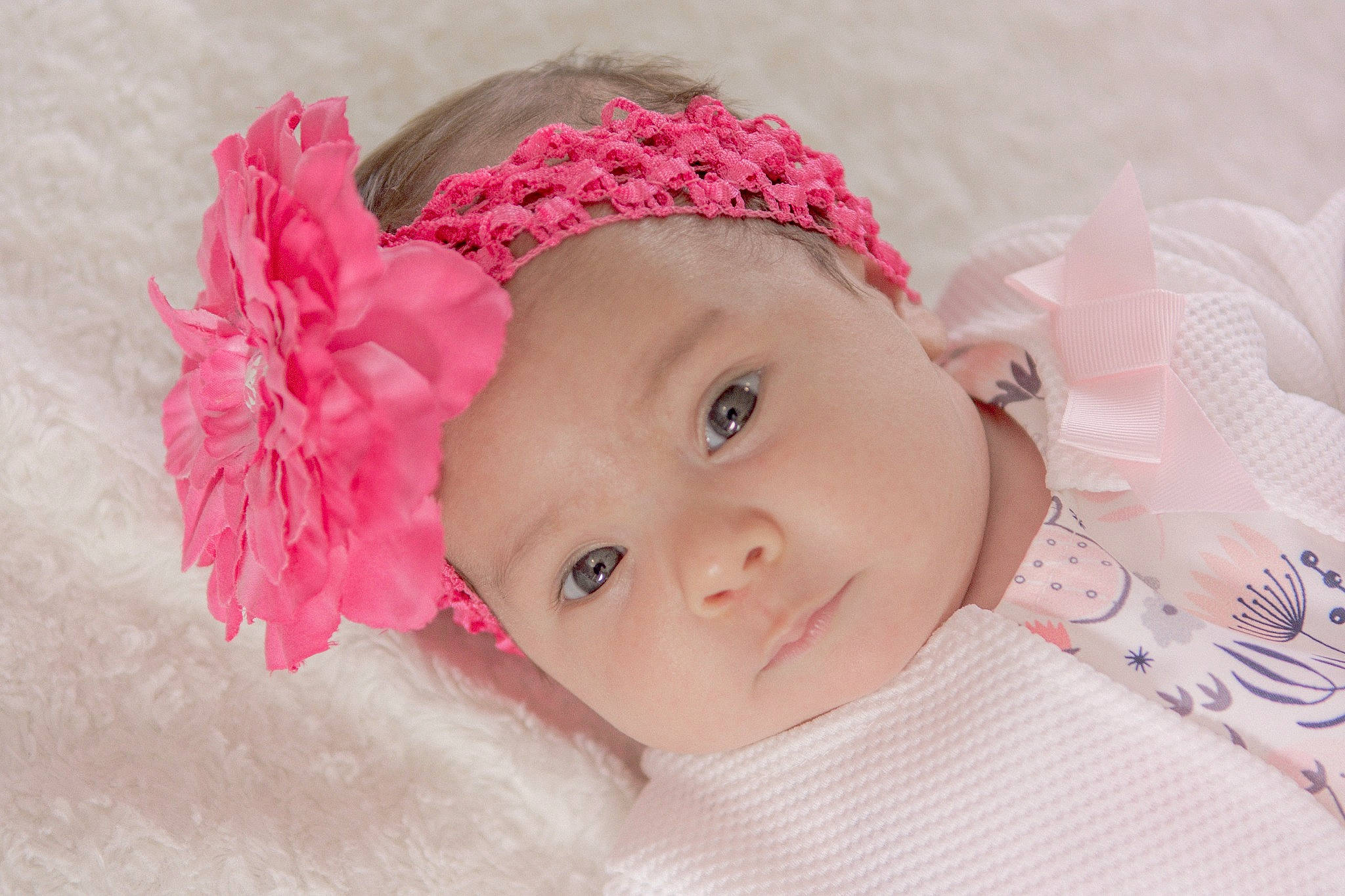 Léna a rejoint le concours — aidez-le/la à gagner de superbes lots ! baby, baby_toddler_clothing, cap, cheek, creative_arts, eyebrow, eyelash, flower, happy, headband, headgear, headpiece, headwear, lip, magenta, pattern, person, petal, pink, skin