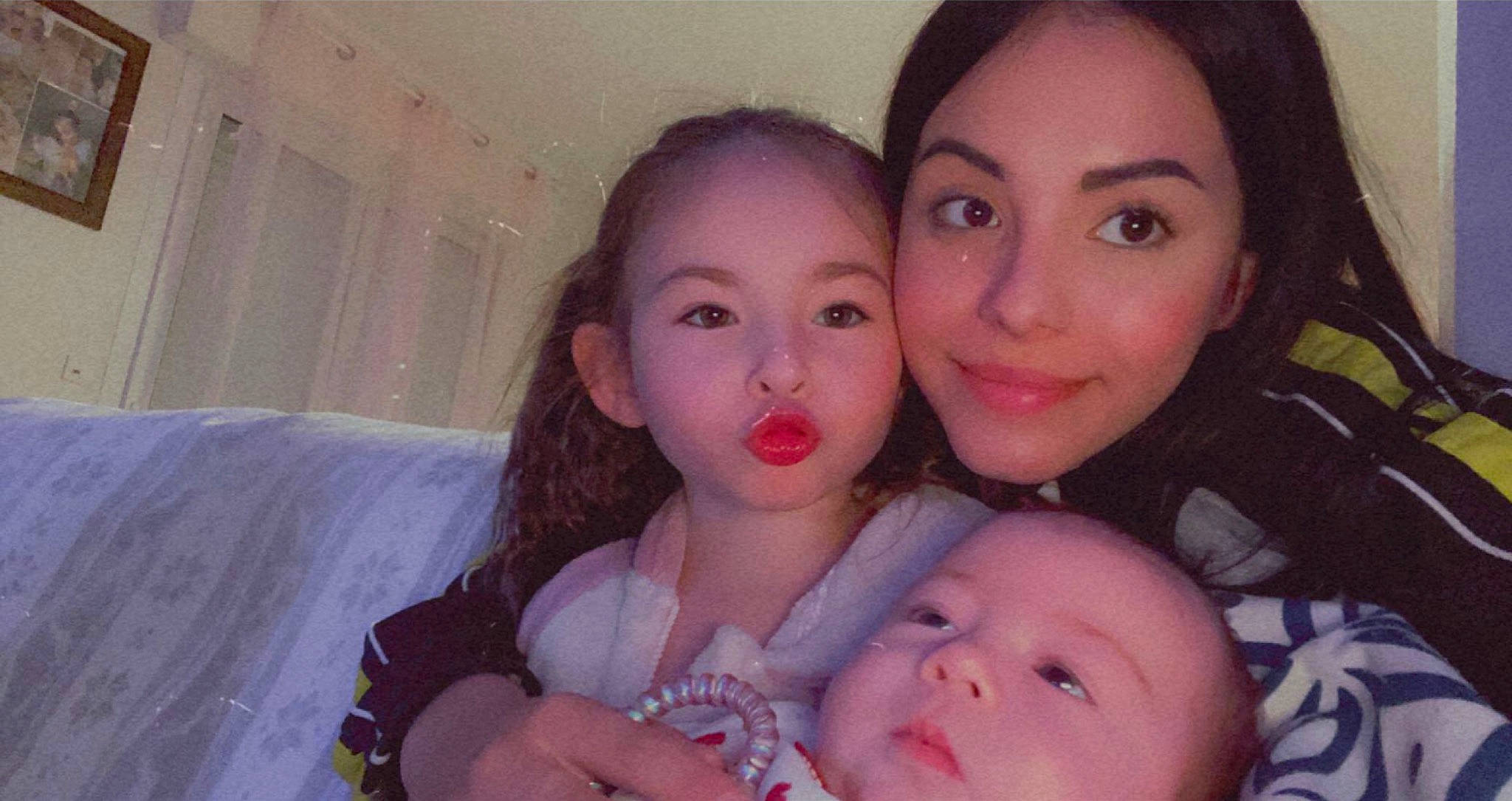 Mia a rejoint le concours — aidez-le/la à gagner de superbes lots ! baby, cheek, chin, eye, eyebrow, eyelash, face, facial_expression, fun, gesture, happy, human, iris, joy, lip, mouth, nose, person, pink, skin