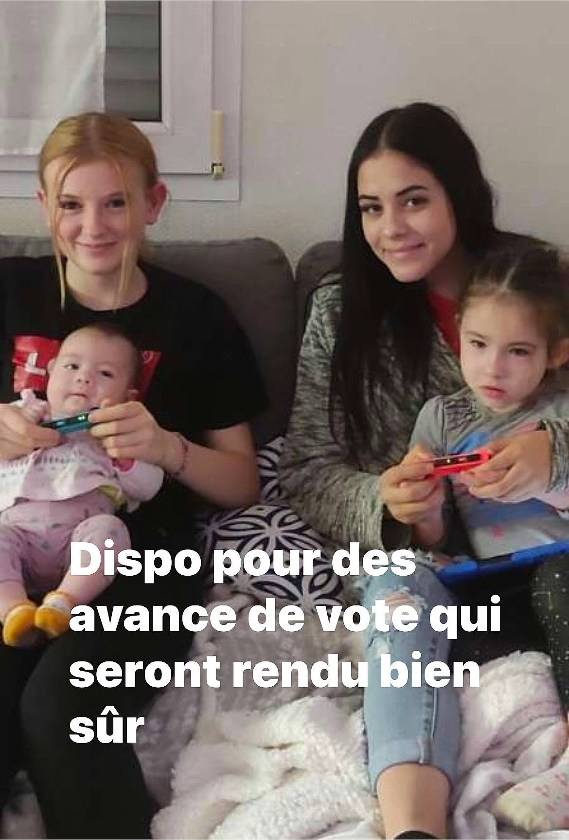 Mia participe au concours pour gagner de l'argent avec cette photo : baby, child, comfort, couch, event, facial_expression, finger, hair, happy, head, joy, lap, leg, people, person, product, sharing, skin, smile, snapshot