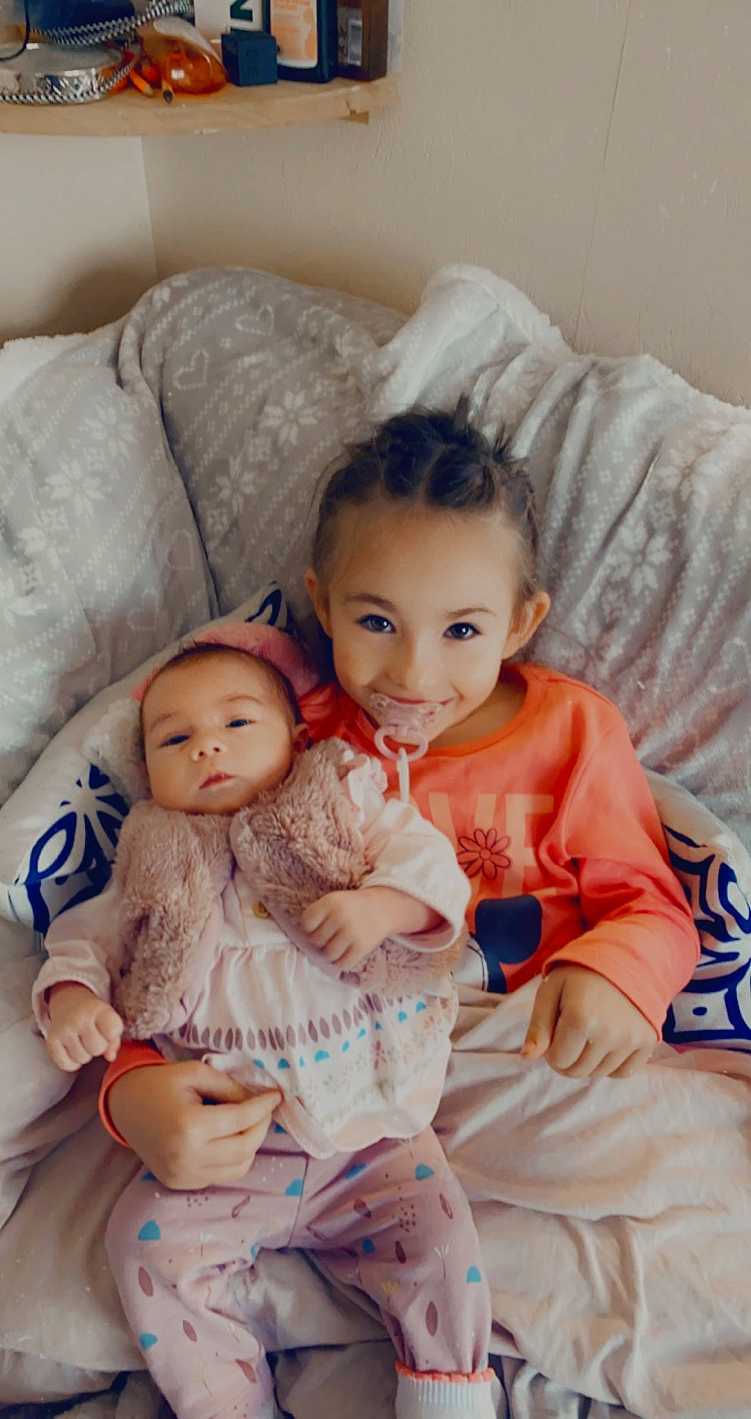 Mia a rejoint le concours — aidez-le/la à gagner de superbes lots ! baby, baby_toddler_clothing, cheek, child, comfort, couch, event, eye, face, fur, happy, iris, joy, linens, person, room, sitting, skin, smile, textile