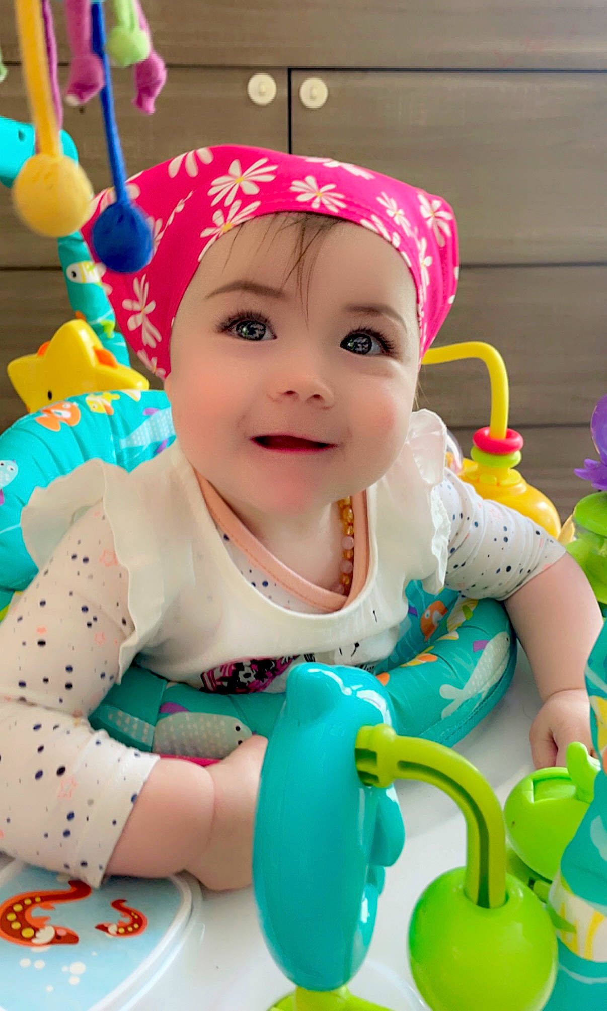 Mia participe au concours pour gagner de l'argent avec cette photo : baby, baby_playing_with_toys, baby_products, baby_toddler_clothing, blue, cap, child, costume_hat, event, fun, happy, headwear, leisure, party_supply, person, photograph, pink, product, skin, smile
