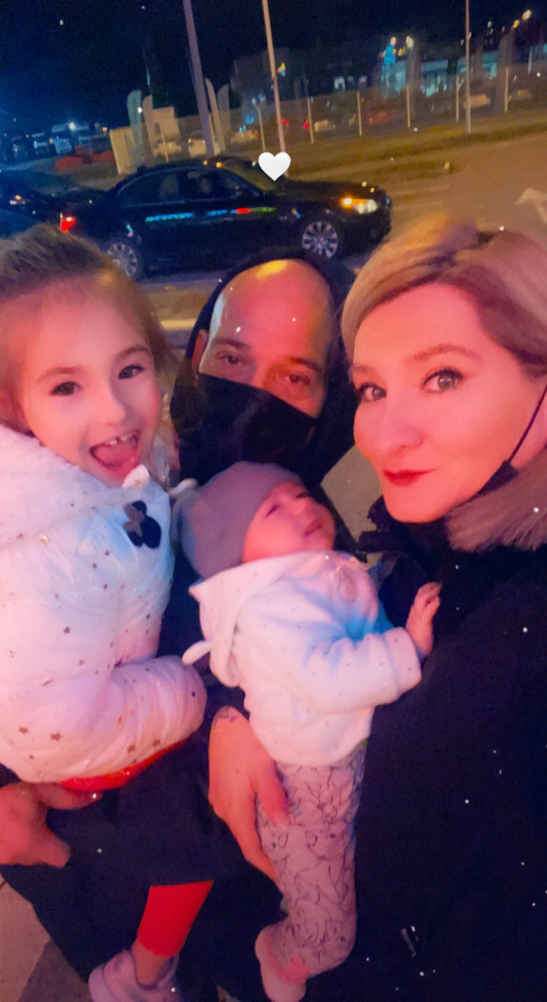 Mia participe au concours pour gagner de l'argent avec cette photo : baby, baby_toddler_clothing, cheek, child, eye, face, facial_expression, friendship, fun, happy, head, headwear, human_body, iris, joy, mouth, organ, person, pink, purple