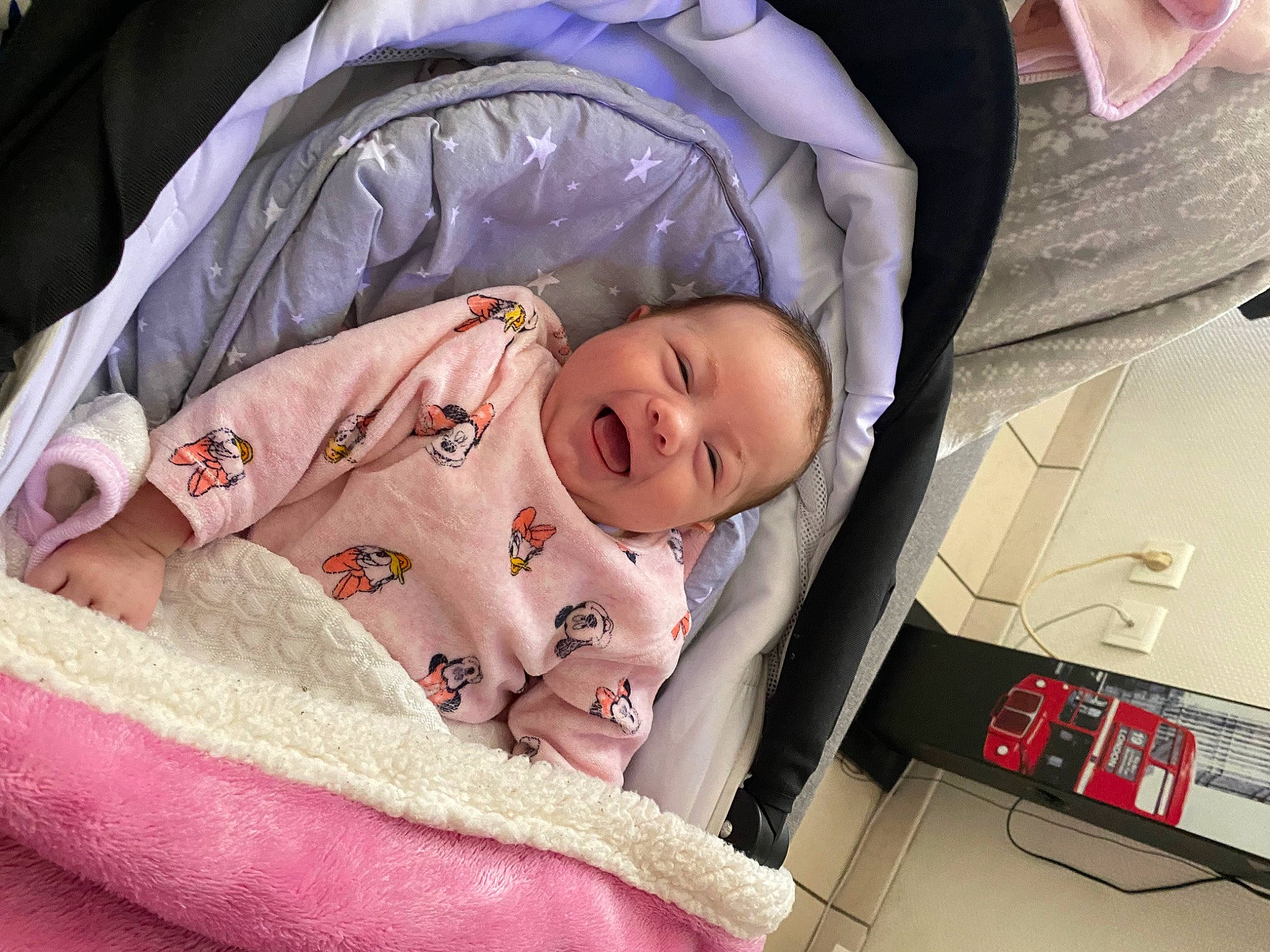 Mia participe au concours pour gagner de l'argent avec cette photo : baby, baby_carriage, baby_products, baby_safety, baby_sleeping, baby_toddler_clothing, bedtime, carmine, cheek, child, comfort, infant_bed, linens, nap, person, product, room, sleep, sleeve, smile