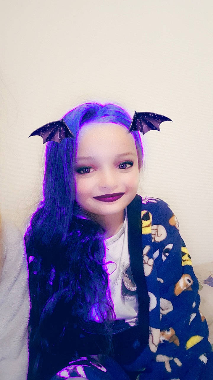 Lexy participe au concours pour gagner de l'argent avec cette photo : beauty, blue, costume_accessory, costume_hat, ear, eye, face, fashion, hair, hair_coloring, hairstyle, head, headgear, iris, joy, lip, long_hair, organ, person, purple