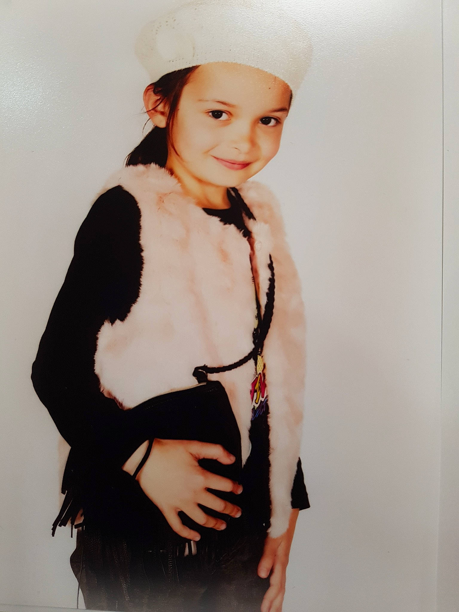 Lexy participe au concours pour gagner de l'argent avec cette photo : art, fashion, fashion_accessory, fur, headgear, headwear, joy, lip, neck, outerwear, person, shoulder, sleeve