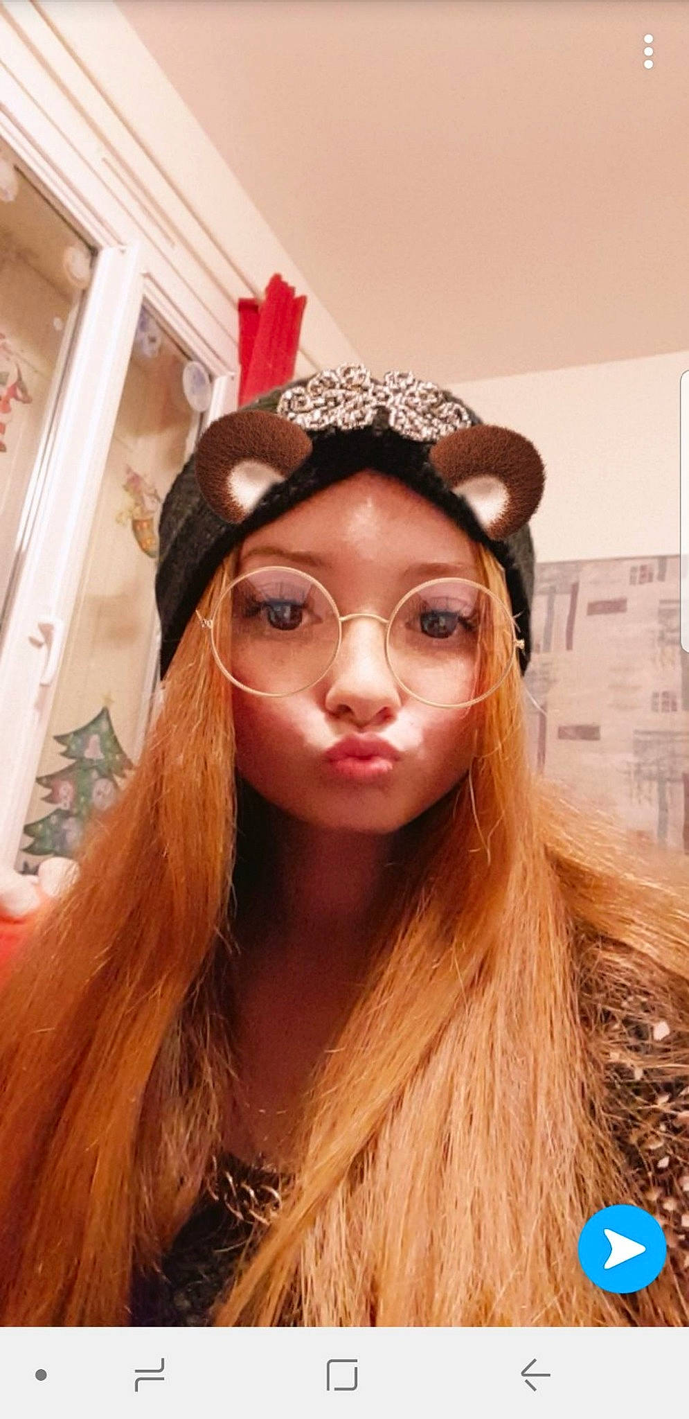 Kassy participe au concours pour gagner de l'argent avec cette photo : brown_hair, clothing, eyebrow, eyewear, fashion_accessory, feathered_hair, forehead, glasses, hair, hair_accessory, hair_coloring, hairstyle, headband, headgear, headpiece, lip, long_hair, person, selfie