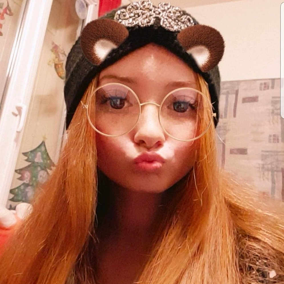 Kassy participe au concours pour gagner de l'argent avec cette photo : brown_hair, clothing, eyebrow, eyewear, fashion_accessory, feathered_hair, forehead, glasses, hair, hair_accessory, hair_coloring, hairstyle, headband, headgear, headpiece, lip, long_hair, person, selfie