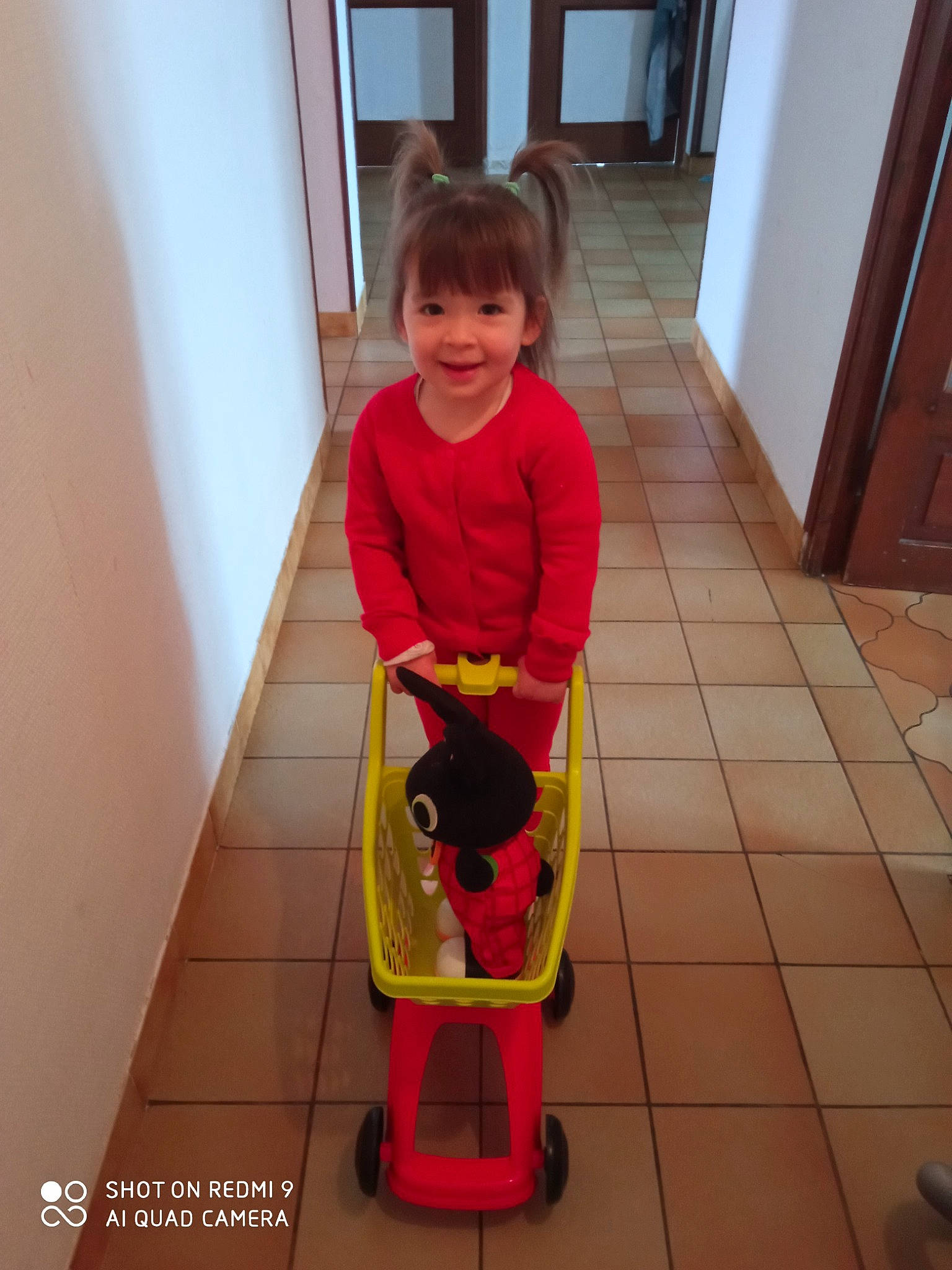 Lola a rejoint le concours — aidez-le/la à gagner de superbes lots ! baby, baby_products, baby_toddler_clothing, cleanliness, door, floor, flooring, home_door, joy, person, play, riding_toy, rolling, toddler, toy, wood_stain