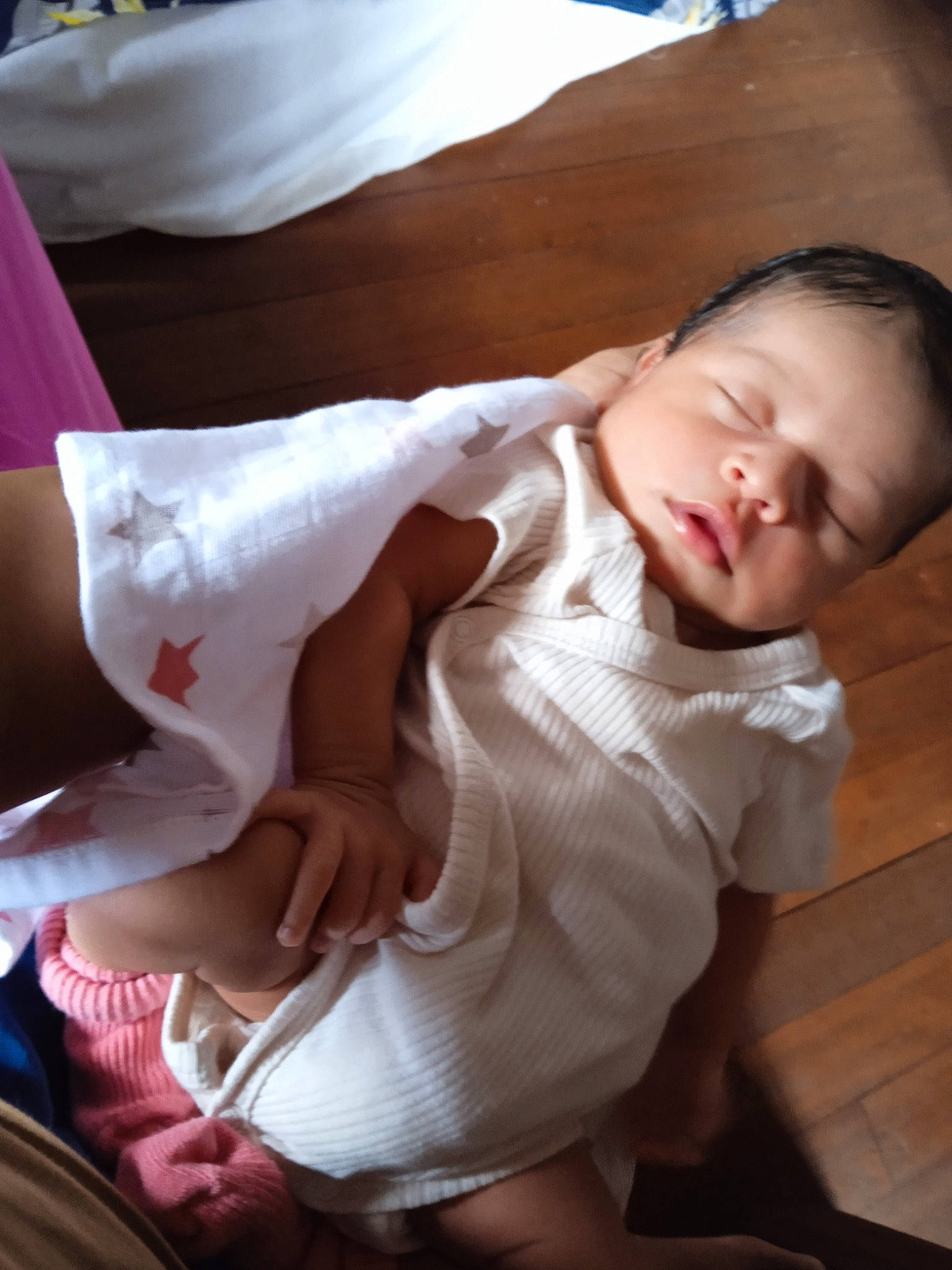 Shaelys Cassie a rejoint le concours — aidez-le/la à gagner de superbes lots ! baby, baby_toddler_clothing, cheek, chest, child, comfort, flooring, foot, fur, hardwood, human_leg, linens, person, room, sitting, skin, sleeve, thigh, thumb, toddler