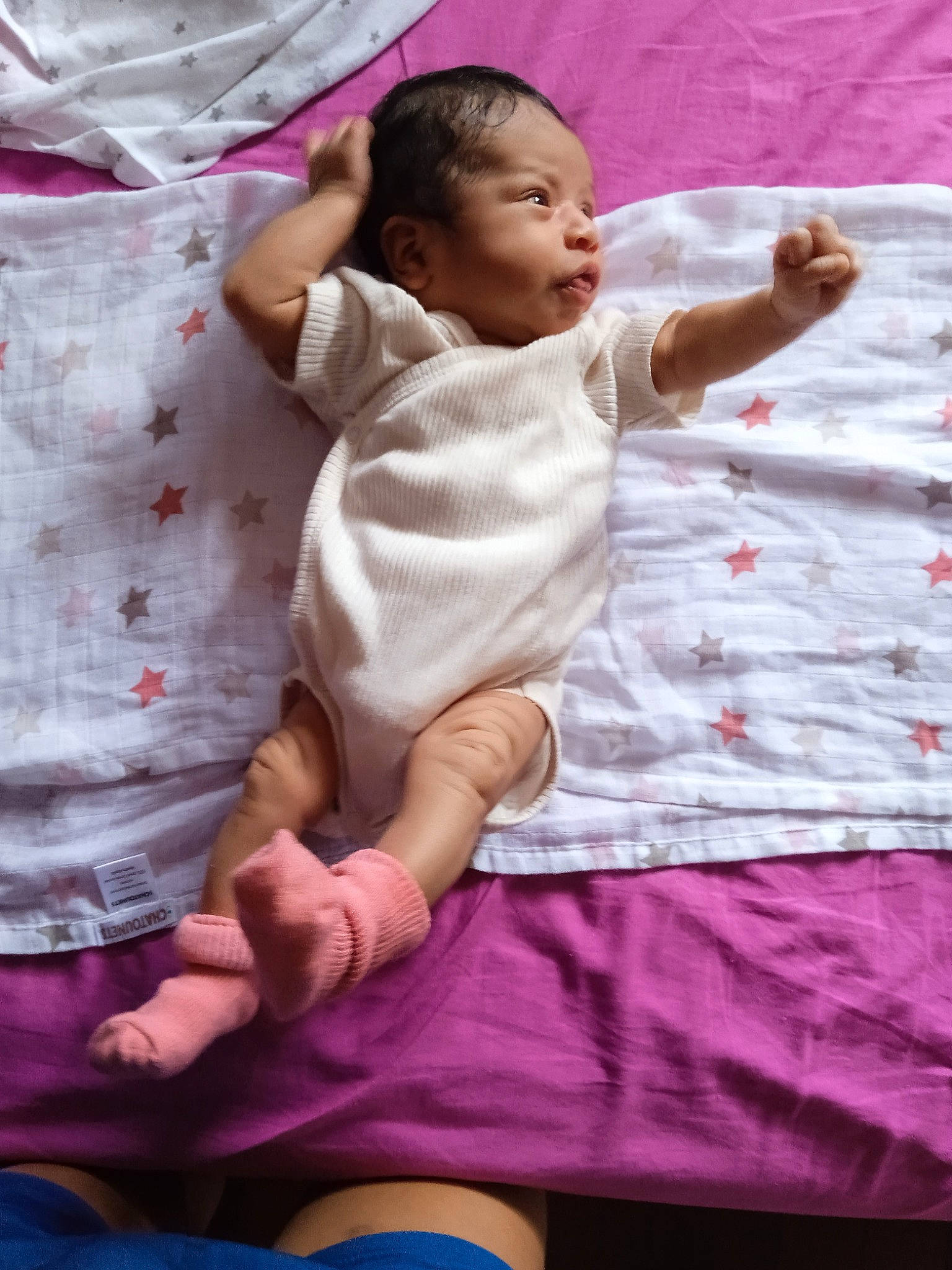 Shaelys Cassie a rejoint le concours — aidez-le/la à gagner de superbes lots ! baby, baby_toddler_clothing, child, comfort, fun, gesture, happy, human_body, linens, magenta, person, pink, play, purple, sitting, skin, sleeve, t_shirt, thigh, thumb