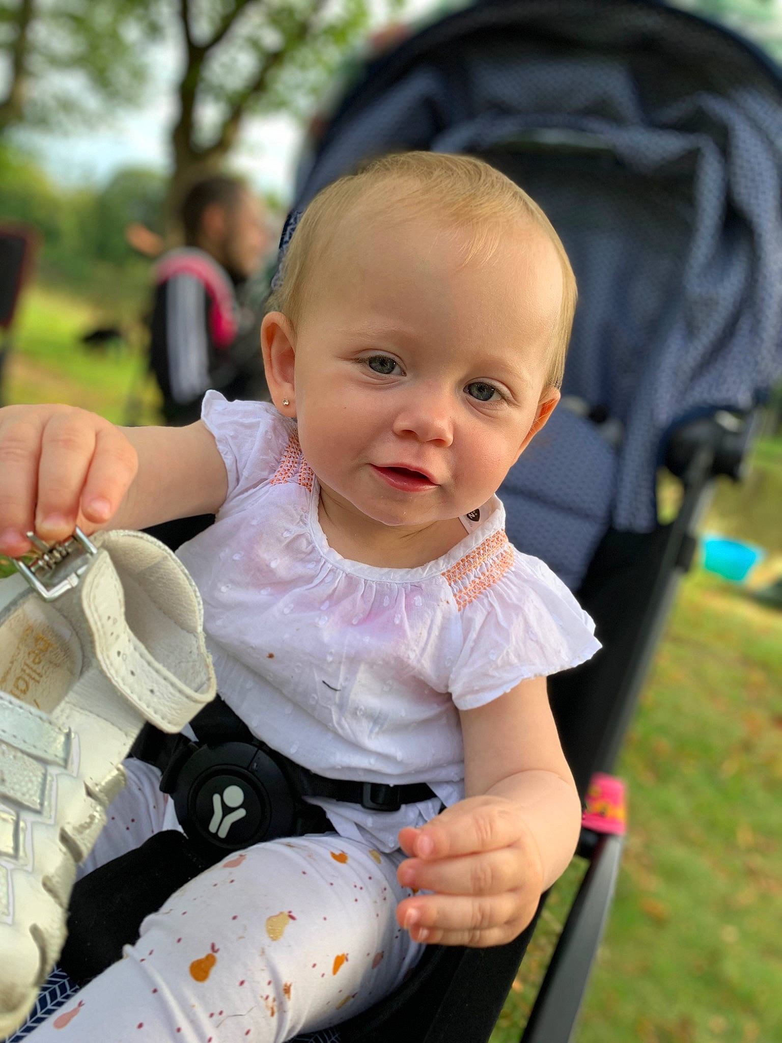 Romane a rejoint le concours — aidez-le/la à gagner de superbes lots ! baby, baby_carriage, baby_products, baby_toddler_clothing, beauty, child, event, fun, grass, happy, leisure, people_in_nature, person, play, product, recreation, sitting, skin, toddler, tree