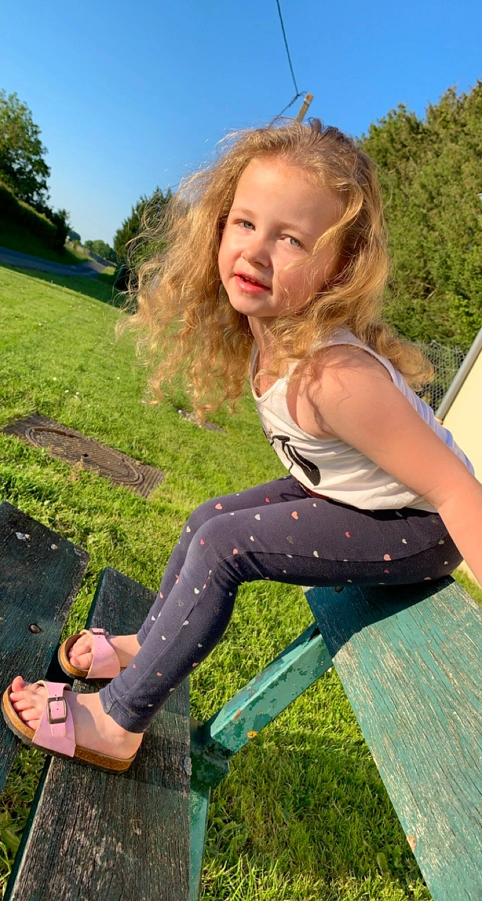 Melina participe au concours pour gagner de l'argent avec cette photo : clothing, grass, hair, happy, joint, knee, leg, leisure, people_in_nature, person, plant, shoe, shoulder, sky, smile, street_fashion, sunlight, thigh, tree, waist