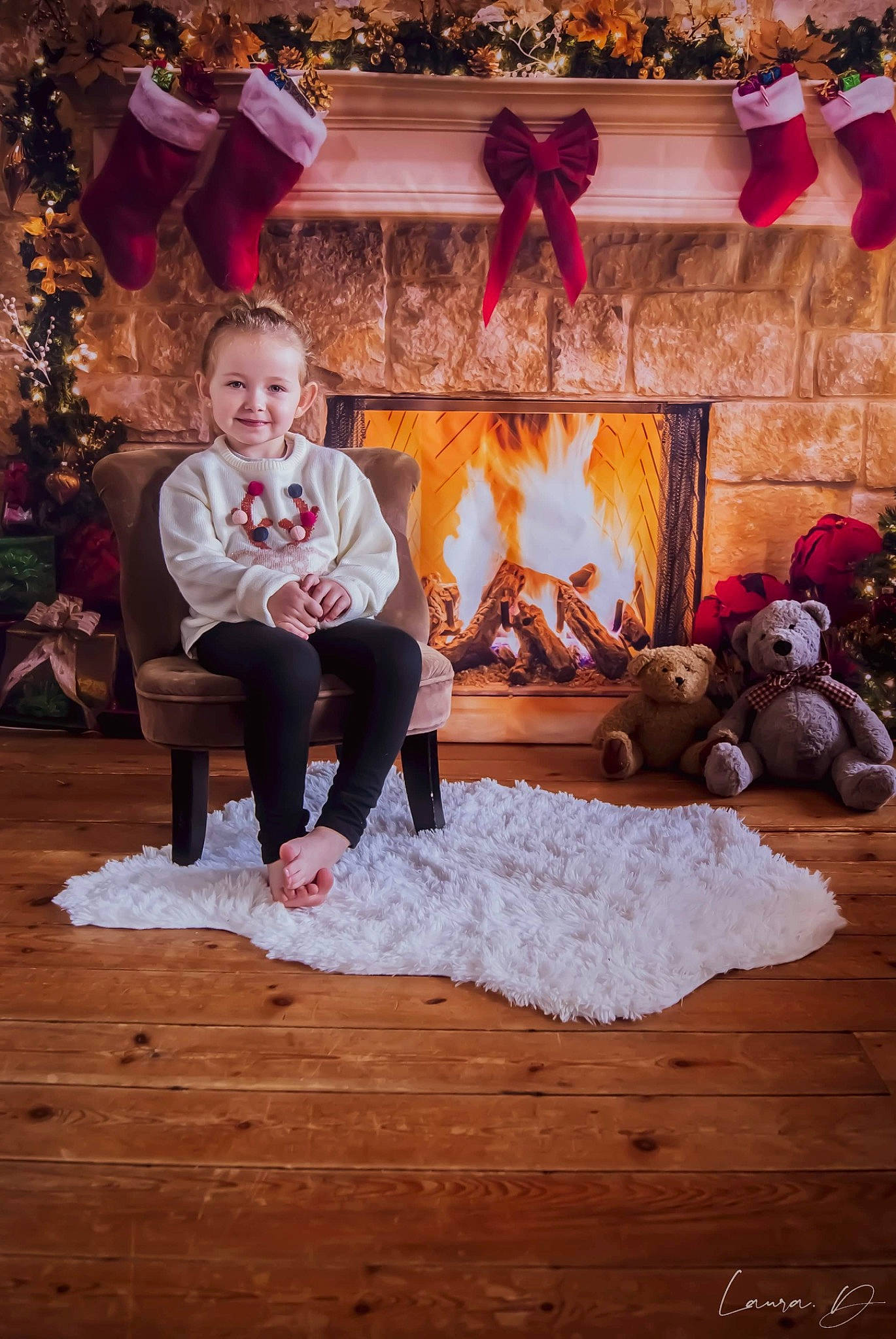 Melina participe au concours pour gagner de l'argent avec cette photo : christmas, christmas_eve, event, flooring, fun, happy, hardwood, hearth, heat, holiday, joy, lap, leisure, orange, person, pink, room, smile, toddler, tradition