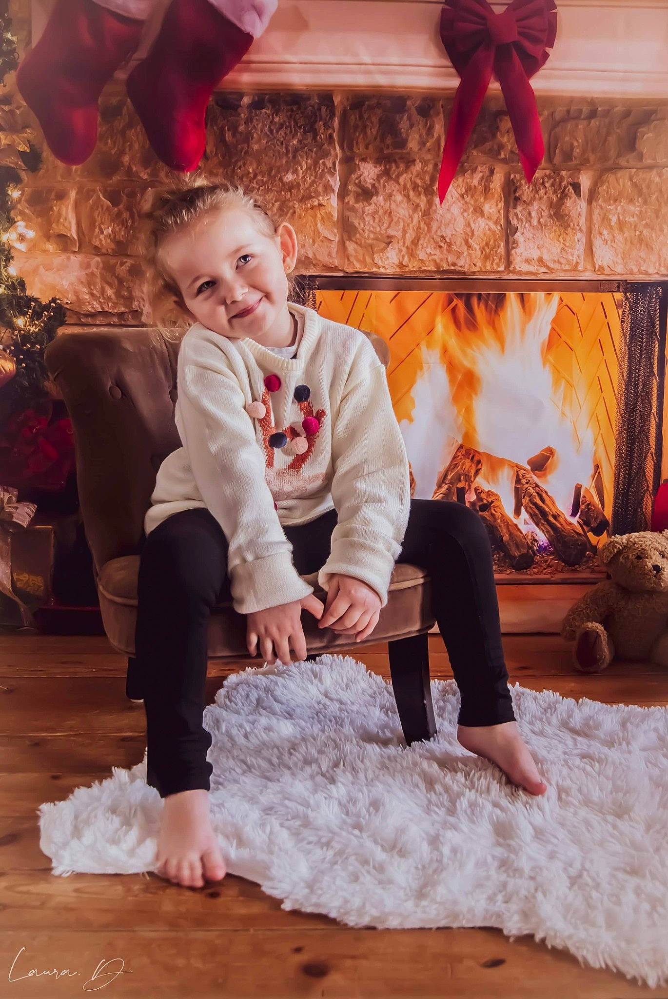 Melina a rejoint le concours — aidez-le/la à gagner de superbes lots ! barefoot, event, fire, fireplace, flash_photography, flooring, foot, fun, fur, happy, hardwood, hearth, heat, holiday, joy, leisure, performance_art, person, sitting, smile