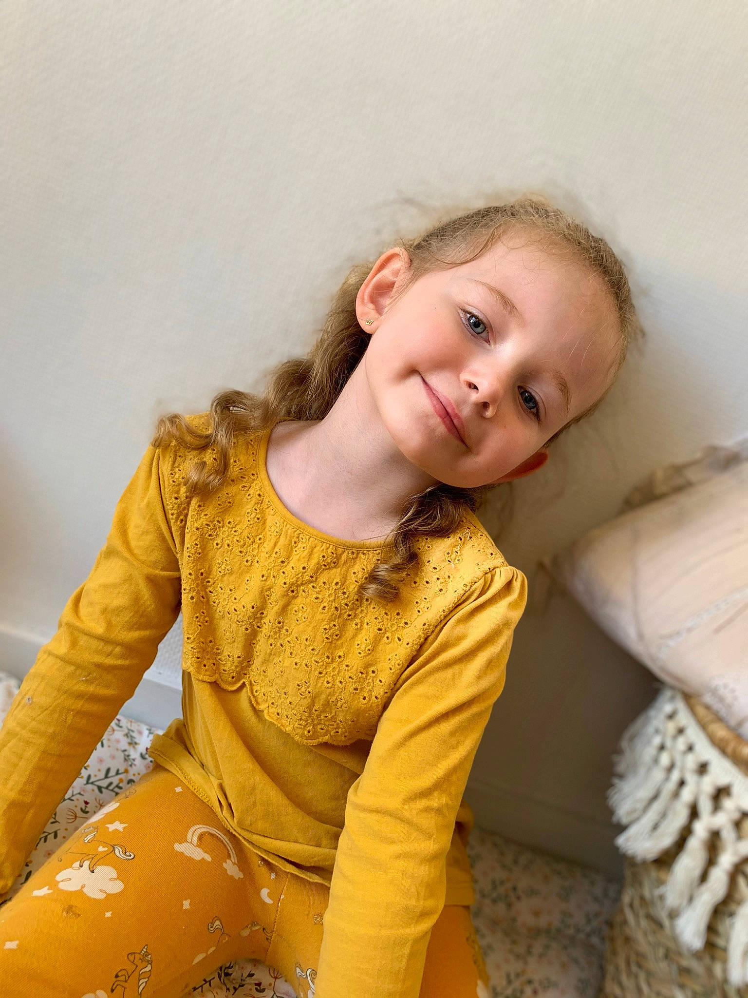 Melina participe au concours pour gagner de l'argent avec cette photo : blond, comfort, day_dress, face, fashion_design, flash_photography, flooring, fun, hairstyle, happy, human_leg, joy, knee, person, sitting, skin, sleeve, smile, t_shirt, textile