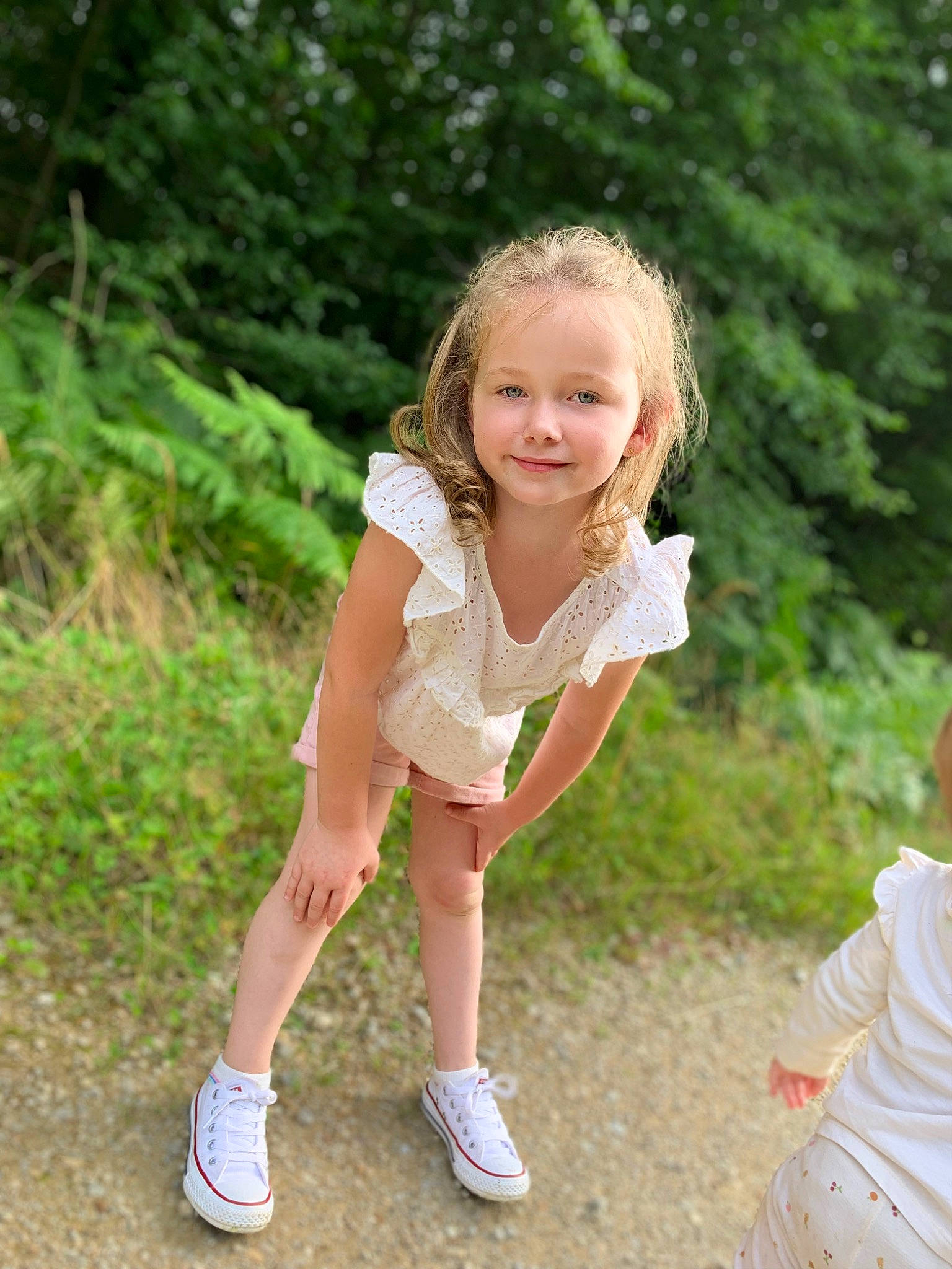 Melina participe au concours pour gagner de l'argent avec cette photo : blond, botany, child, fun, grass, happy, human_leg, joy, leisure, nature, people_in_nature, person, plant, recreation, sandal, shorts, smile, spring, t_shirt, toddler