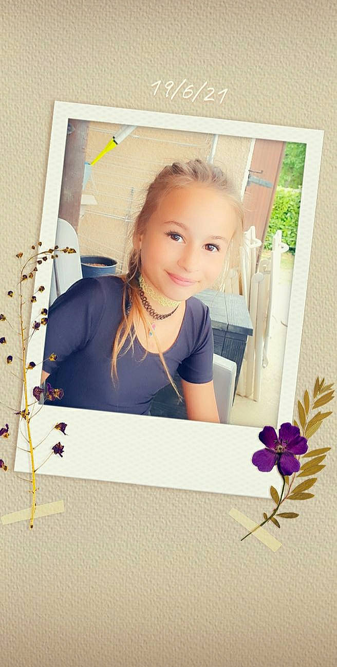 Lyvia a rejoint le concours — aidez-le/la à gagner de superbes lots ! child, eyebrow, eyelash, fashion_design, flower, happy, jewellery, joy, magenta, material_property, pattern, person, petal, photographic_paper, picture_frame, plant, product, rectangle, room, sleeve