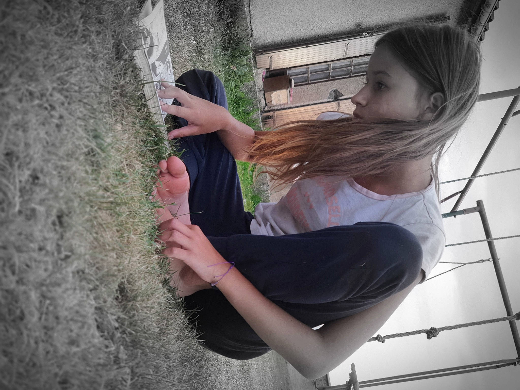 Lyvia participe au concours pour gagner de l'argent avec cette photo : arm, black_hair, cool, elbow, flash_photography, gesture, happy, human_body, knee, leg, long_hair, person, plant, shoe, shoulder, sneakers, t_shirt, thigh, tree, waist