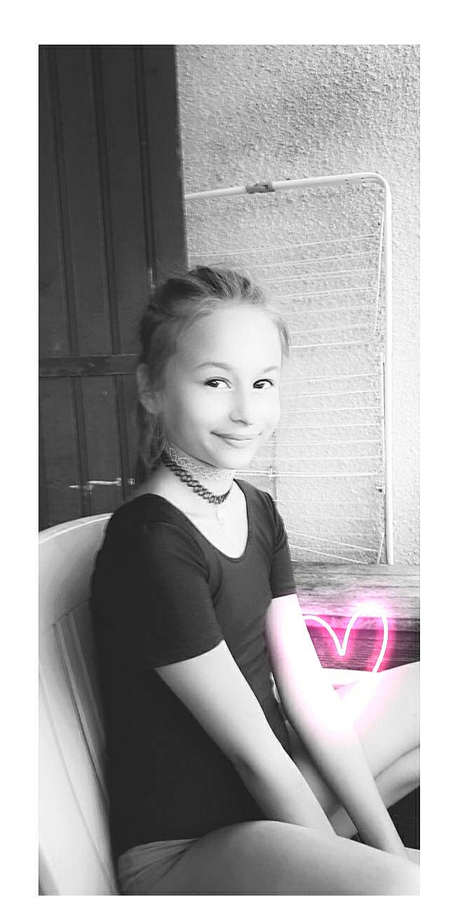 Lyvia participe au concours pour gagner de l'argent avec cette photo : automotive_design, beauty, black, black_and_white, blond, chair, elbow, fashion_design, flash_photography, formal_wear, human_leg, jewellery, joy, monochrome, monochrome_photography, person, sitting, smile, style, thigh