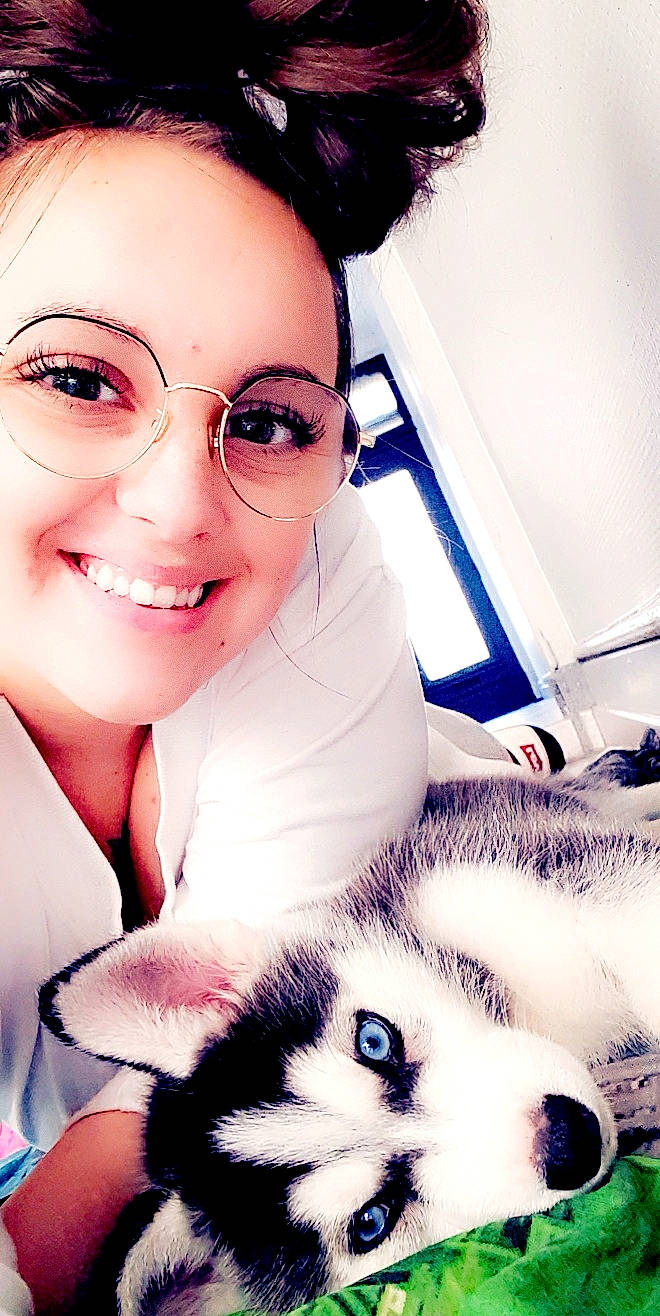 Ragnar participe au concours pour gagner de l'argent avec cette photo : black_hair, canidae, carnivore, cool, eye, eyebrow, eyewear, face, forehead, glasses, head, lip, nose, photography, selfie, skin, smile, snout, vision_care, whiskers