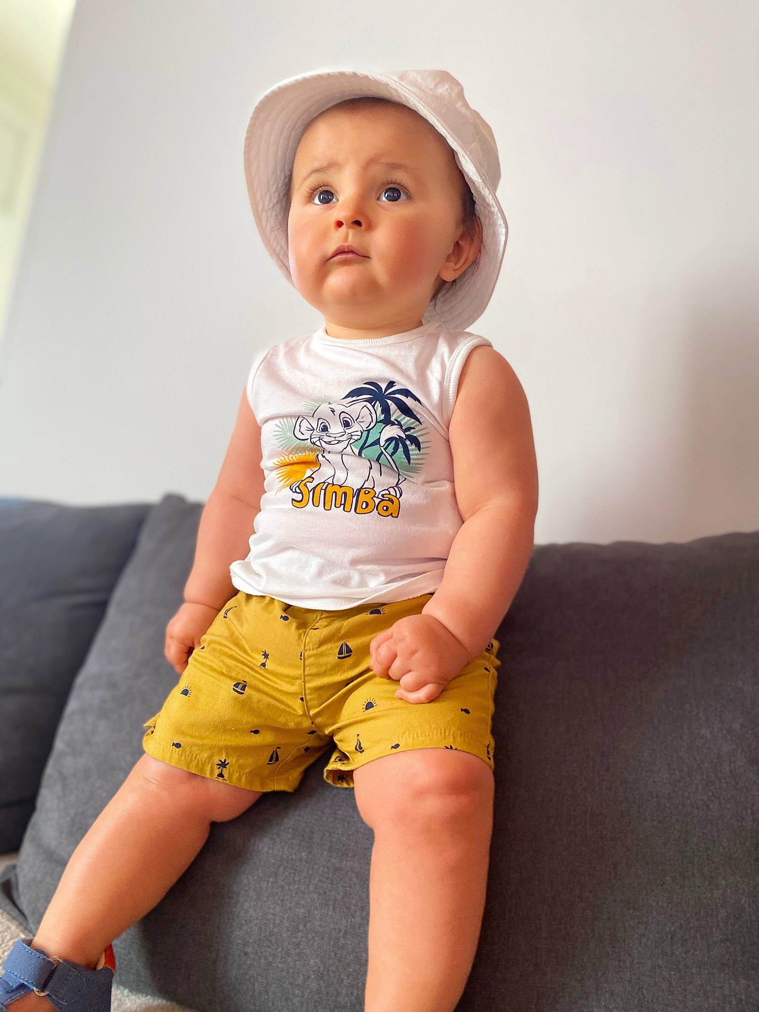 Maëlyo a rejoint le concours — aidez-le/la à gagner de superbes lots ! baby, baby_toddler_clothing, cheek, chest, child, elbow, happy, human_leg, knee, neck, person, shorts, sitting, skin, sleeve, stomach, surprise, t_shirt, thigh, toddler