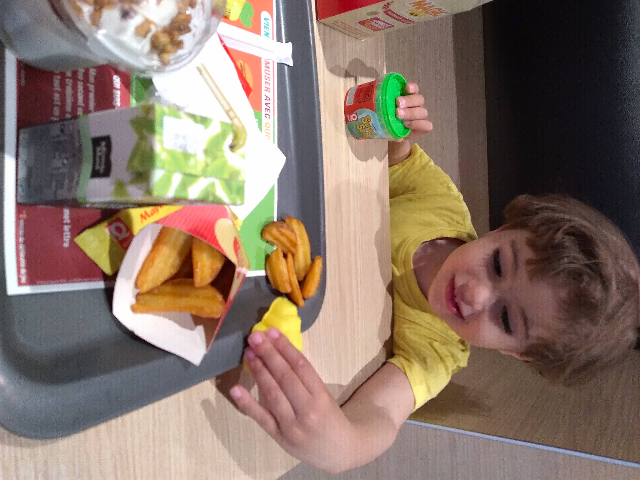 Kenzi a rejoint le concours — aidez-le/la à gagner de superbes lots ! animation, baby, baby_toys, child, comfort_food, finger, fun, happy, joy, junk_food, leisure, party, party_supply, person, play, product, room, smile, t_shirt, thumb