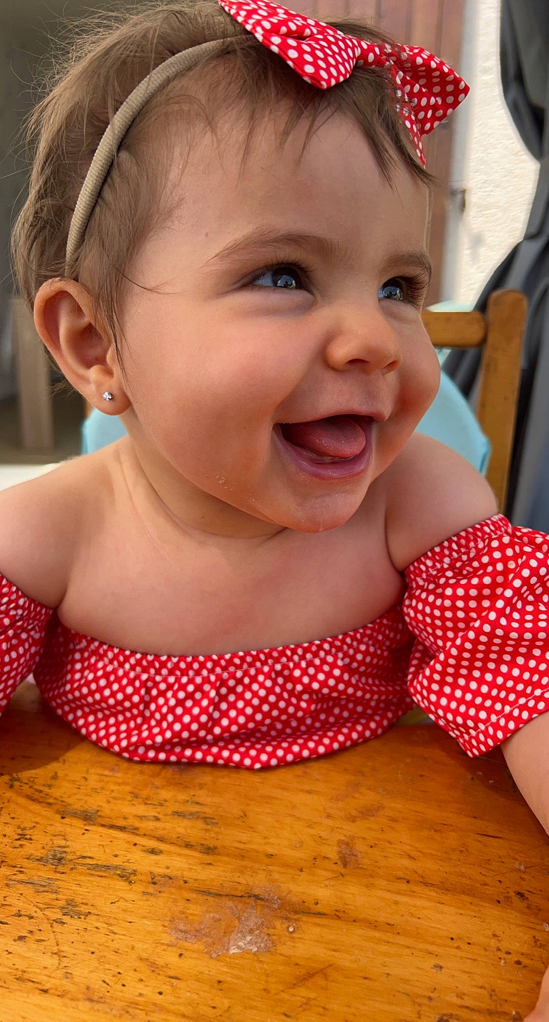 Laïsa participe au concours pour gagner de l'argent avec cette photo : baby, baby_toddler_clothing, cheek, chin, eye, face, facial_expression, finger, hairstyle, happy, headgear, headwear, iris, joy, lip, mouth, neck, nose, organ, person