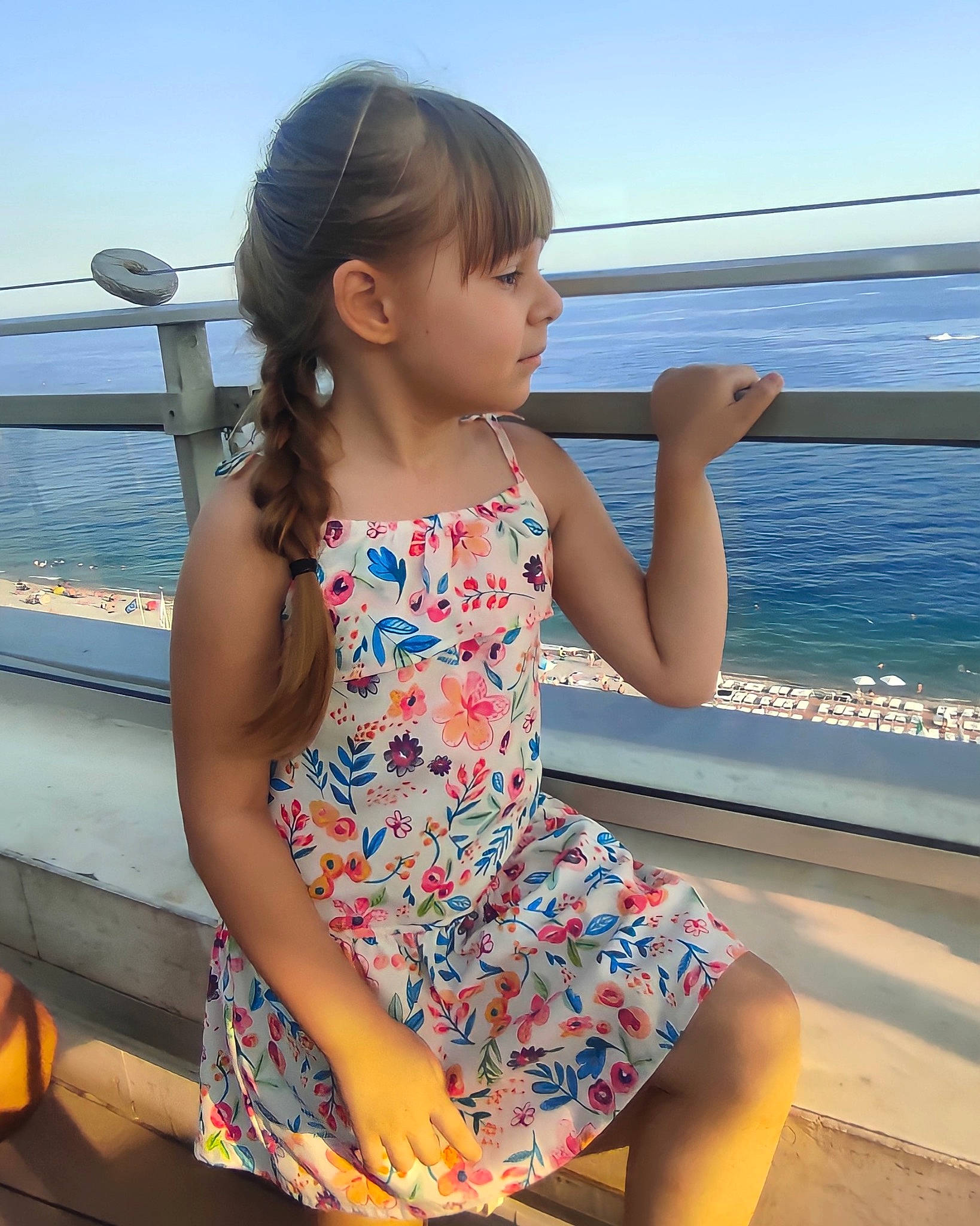 Anastasia a rejoint le concours — aidez-le/la à gagner de superbes lots ! azure, daytime, facial_expression, finger, hair, hairstyle, happy, human, human_body, joint, neck, person, shoulder, skin, sky, standing, sunlight, thigh, travel, waist