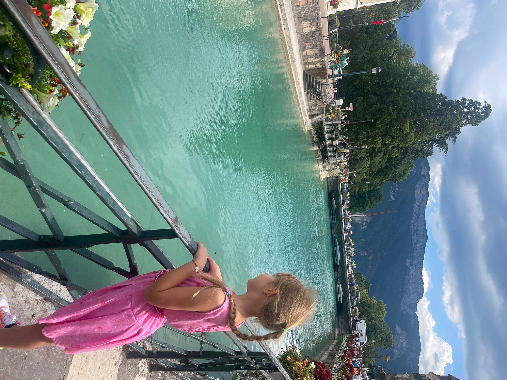 Anastasia a rejoint le concours — aidez-le/la à gagner de superbes lots ! boats_and_boating_equipment_and_supplies, cloud, daytime, fun, green, lake, landscape, leisure, line, person, plant, recreation, sky, tourism, travel, tree, urban_design, vacation, water, wind