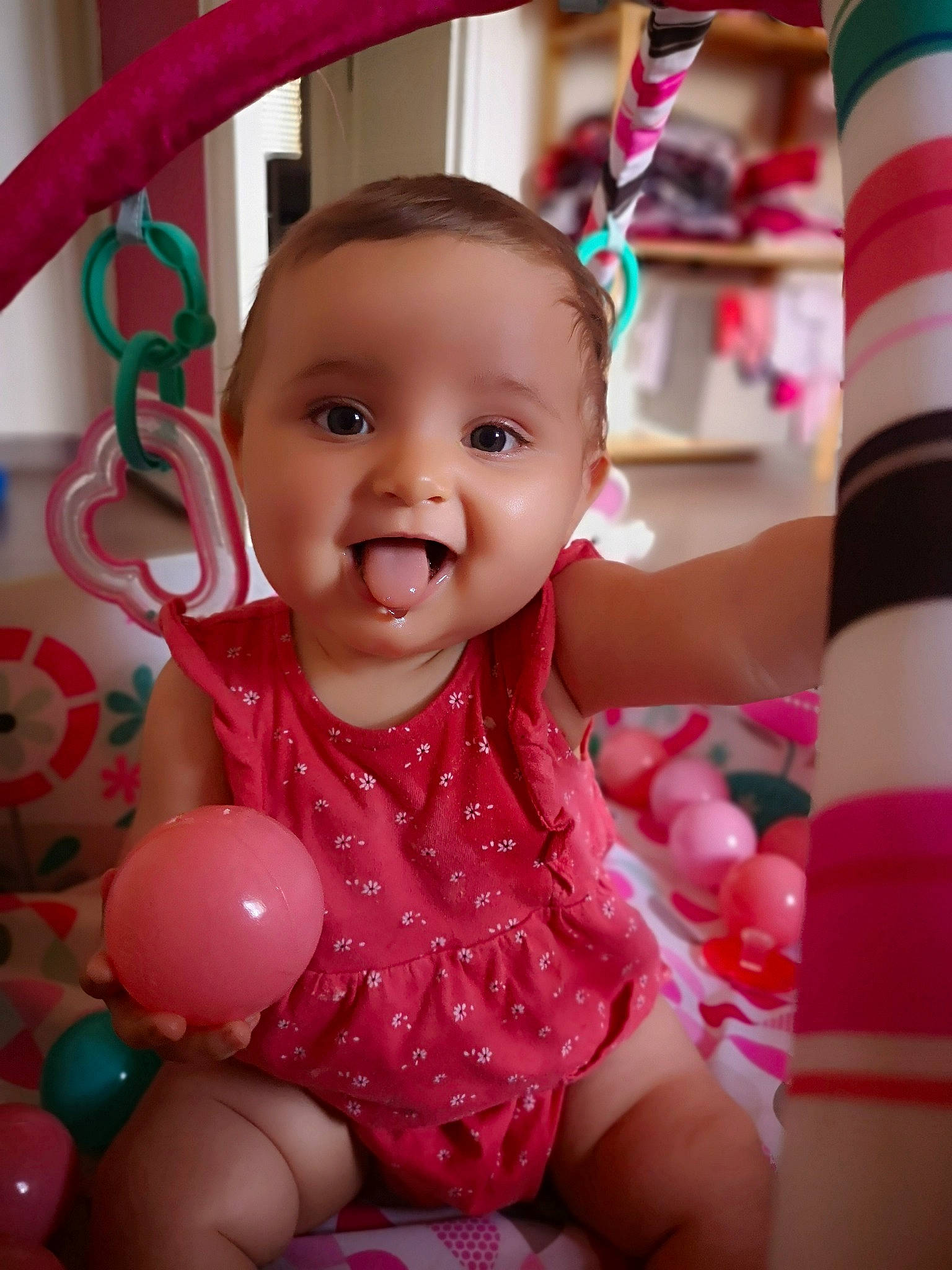 Naomy a rejoint le concours — aidez-le/la à gagner de superbes lots ! baby, baby_toddler_clothing, balloon, cheek, child, eye, face, facial_expression, fun, happy, person, photograph, pink, product, red, skin, smile, standing, textile, toddler