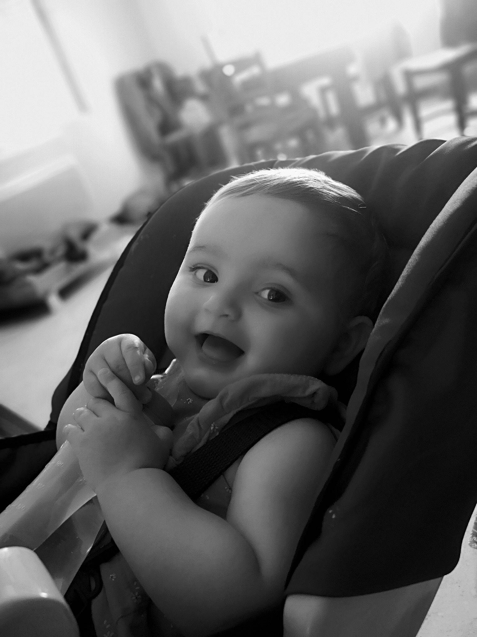 Naomy participe au concours pour gagner de l'argent avec cette photo : arm, baby, baby_toddler_clothing, black, black_and_white, cheek, comfort, dress, elbow, finger, flash_photography, hairstyle, hand, happy, lip, monochrome, monochrome_photography, person, sitting, style