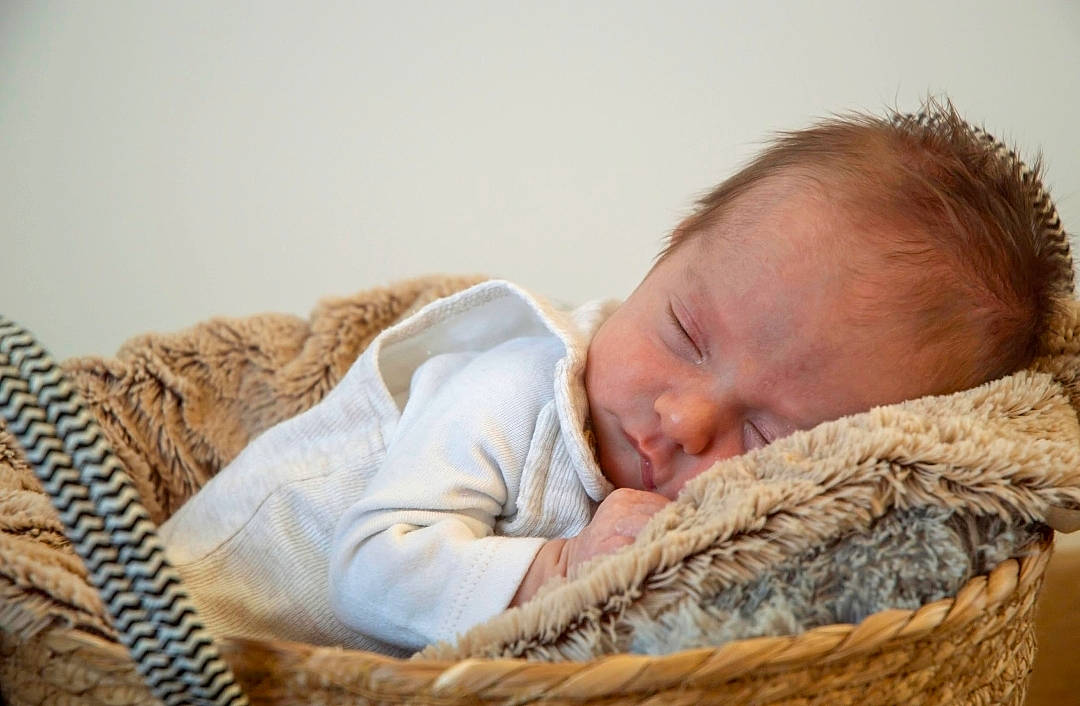 Martin participe au concours pour gagner de l'argent avec cette photo : baby, baby_toddler_clothing, bedtime, child, comfort, eye, fur, linens, nap, person, portrait_photography, room, sitting, skin, sleep, sleeve, toddler, wood, wool, woolen