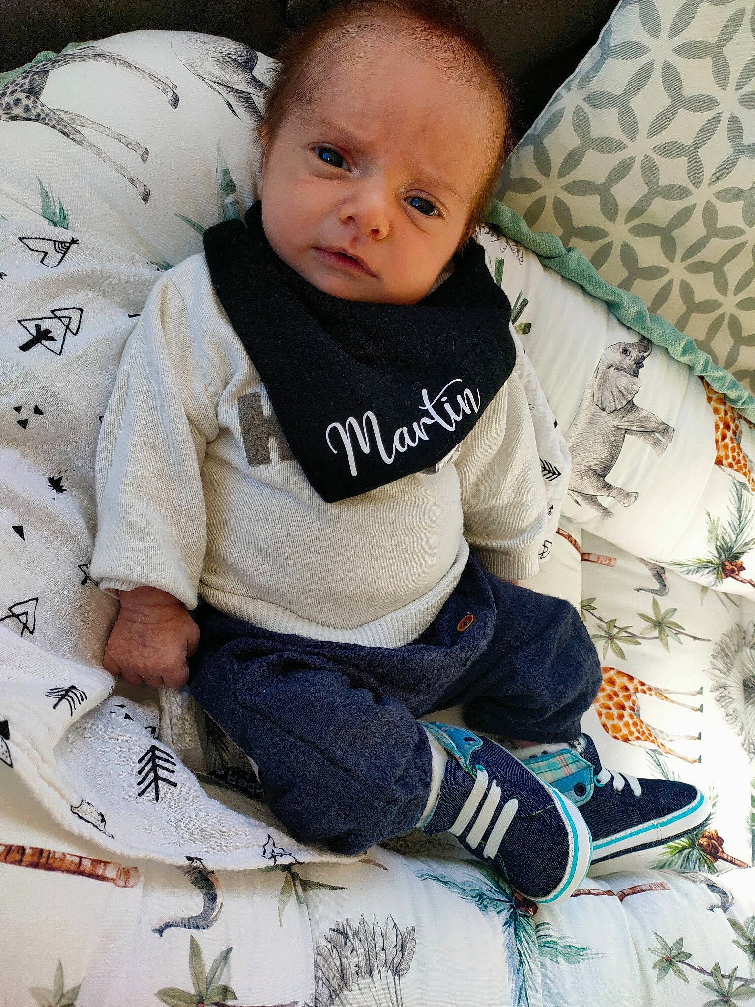 Martin a rejoint le concours — aidez-le/la à gagner de superbes lots ! arm, baby, baby_products, baby_toddler_clothing, cheek, child, comfort, cool, face, happy, head, linens, pattern, person, sitting, sleeve, sneakers, t_shirt, textile, toddler