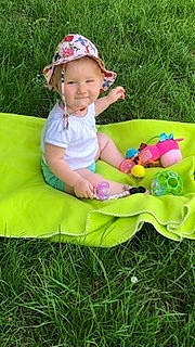 Mya a rejoint le concours — aidez-le/la à gagner de superbes lots ! baby, baby_toddler_clothing, baseball_cap, cap, child, fun, grass, grassland, happy, hat, headwear, joy, lawn, leisure, magenta, meadow, people_in_nature, person, recreation, sharing