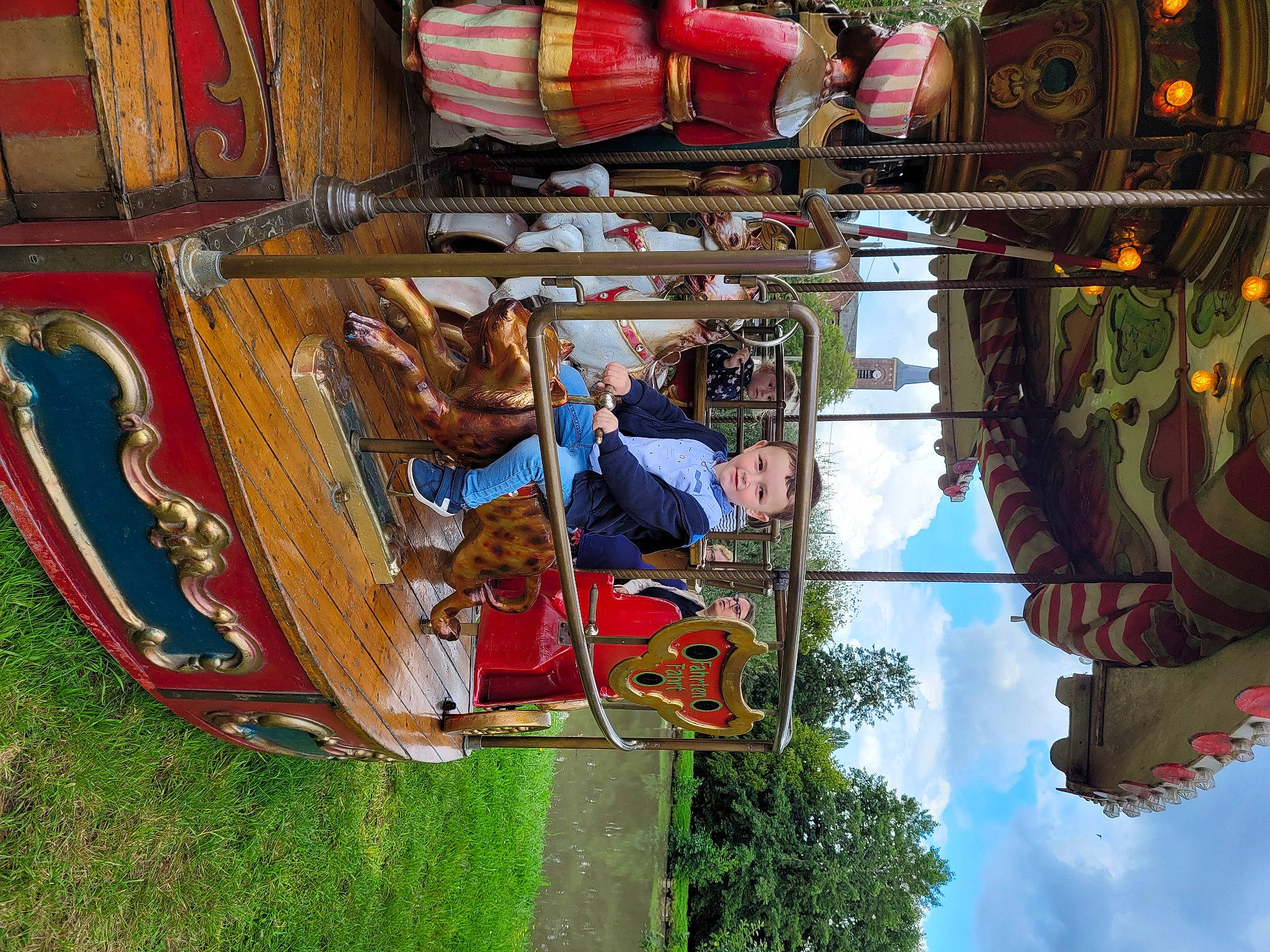 Robin a rejoint le concours — aidez-le/la à gagner de superbes lots ! amusement_park, amusement_ride, art, cloud, event, fair, fun, joy, leisure, musical_instrument, nonbuilding_structure, person, plucked_string_instruments, pole, recreation, sky, transport, tree, visual_arts, wood