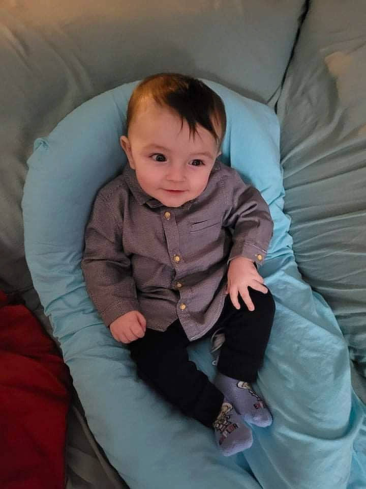 Robin participe au concours pour gagner de l'argent avec cette photo : baby, baby_toddler_clothing, cheek, child, comfort, couch, eye, flooring, foot, fun, head, human_leg, iris, knee, lap, linens, person, sitting, sleeve, smile
