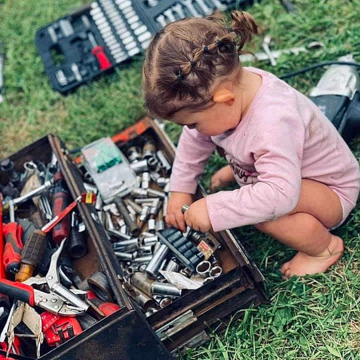 Marilyn is registered to the contest to win money with this photo: audio_equipment, cable, community, computer_hardware, electrical_wiring, electronic_engineering, electronic_instrument, engineering, gadget, games, grass, landscape, leisure, machine, motor_vehicle, plant, recreation, soil, t_shirt, wire