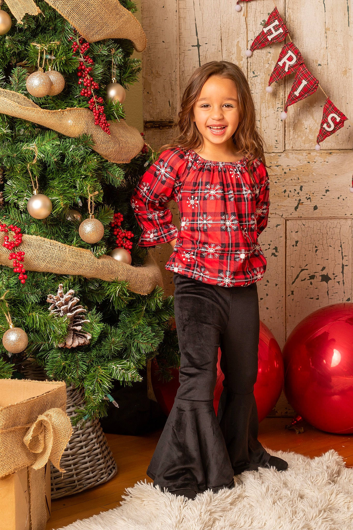 Audree is registered to the contest to win money with this photo: child, child_model, christmas, christmas_decoration, christmas_eve, christmas_ornament, christmas_tree, conifer, eye, holiday, holiday_ornament, human, interior_design, joy, mouth, nose, ornament, person, pine_family, plaid