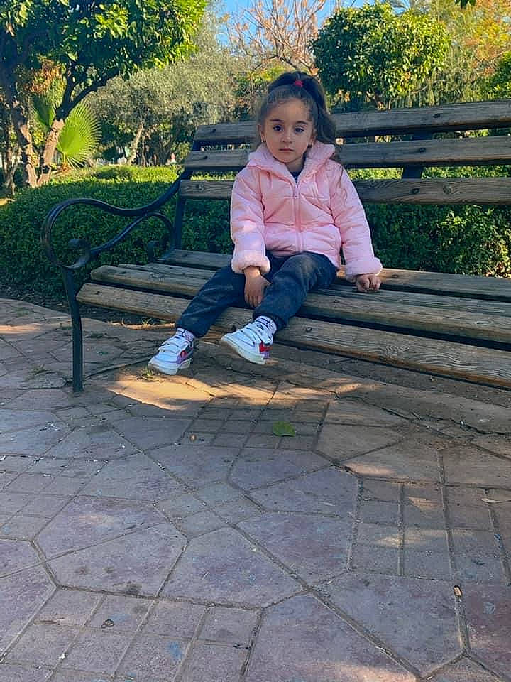 Amira a rejoint le concours — aidez-le/la à gagner de superbes lots ! beauty, city, flagstone, flooring, grass, happy, human_leg, leisure, people_in_nature, person, plant, recreation, road_surface, shoe, sidewalk, sitting, thigh, tints_and_shades, toddler, tree