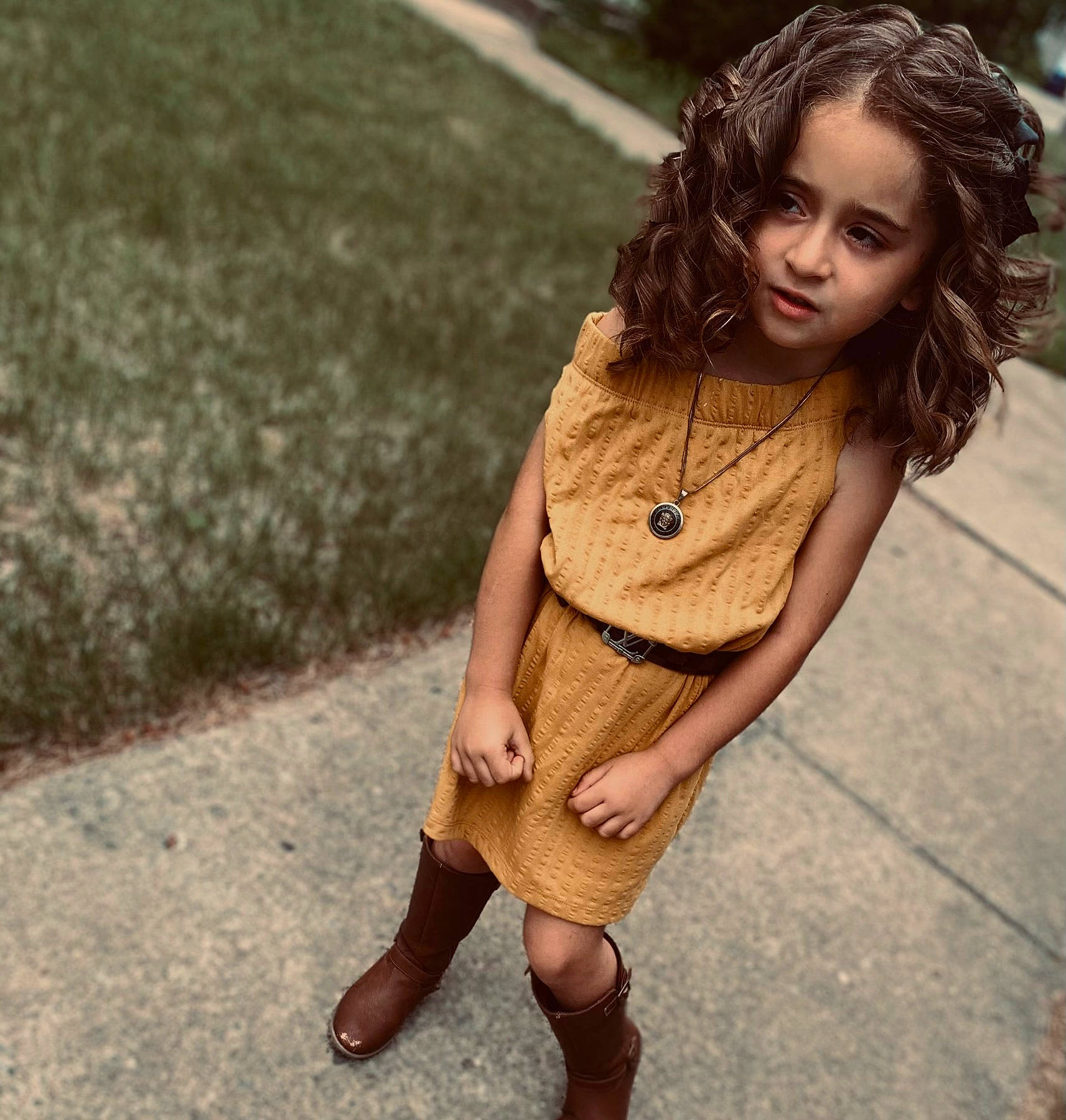 Amira participe au concours pour gagner de l'argent avec cette photo : black_hair, blond, cool, denim, dress, eyewear, fashion_design, fawn, grass, happy, human_leg, jewellery, knee, long_hair, necklace, person, shoulder, sleeve, street_fashion, thigh