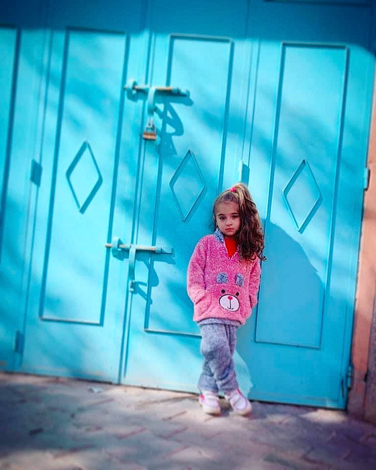 Amira a rejoint le concours — aidez-le/la à gagner de superbes lots ! art, azure, blue, child, cool, denim, electric_blue, fun, happy, leisure, magenta, pattern, person, standing, street_fashion, symmetry, t_shirt, tints_and_shades, toddler, visual_arts