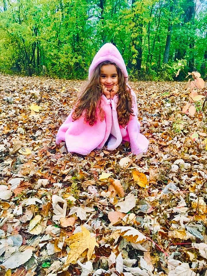 Amira participe au concours pour gagner de l'argent avec cette photo : blond, botany, branch, deciduous, fawn, forest, grass, happy, joy, leaf, natural_environment, natural_landscape, nature, people_in_nature, person, plant, smile, sunlight, tints_and_shades, tree