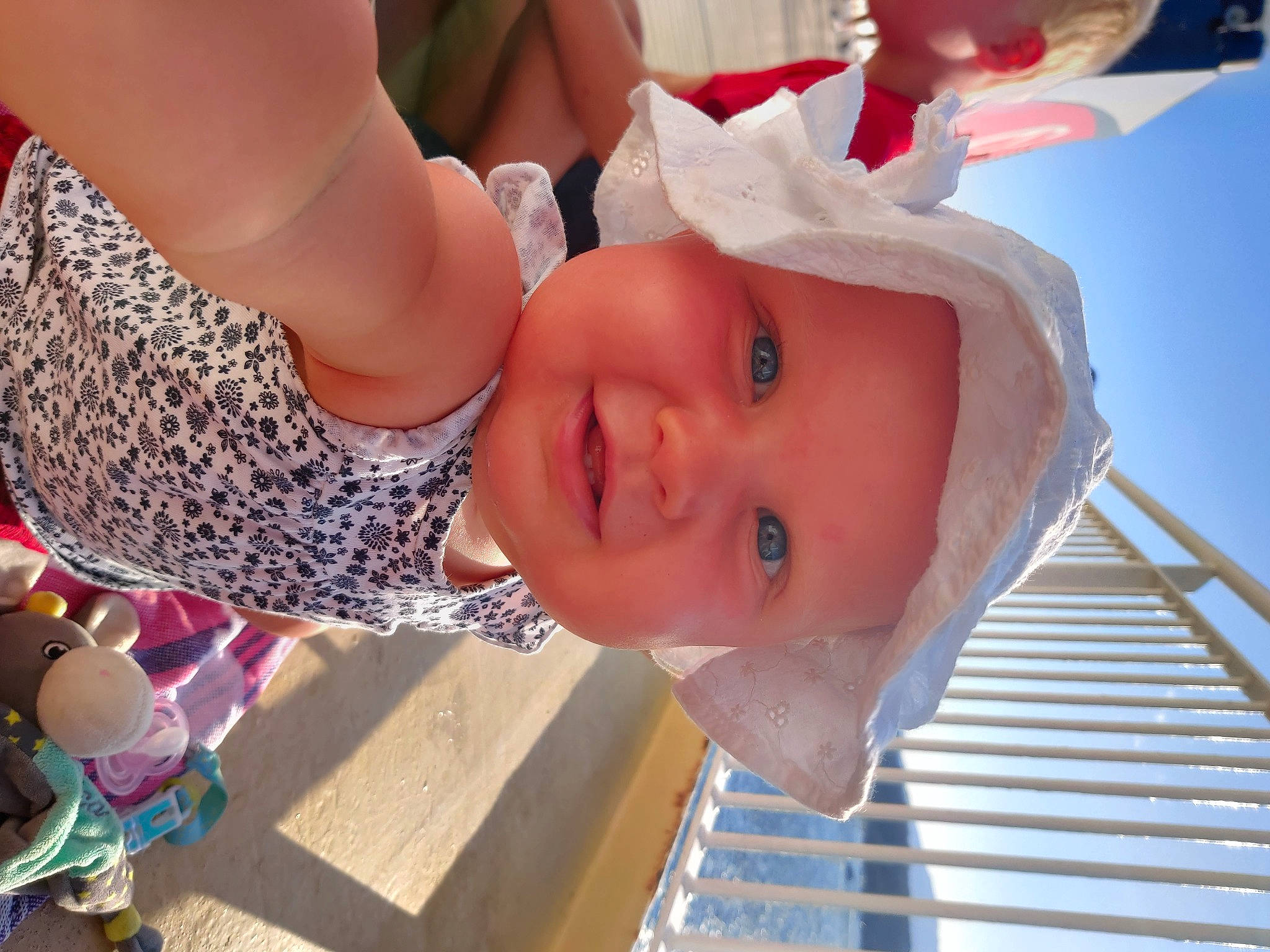 Iris participe au concours pour gagner de l'argent avec cette photo : baby, baby_products, baby_toddler_clothing, beauty, child, fashion_accessory, fun, gesture, happy, hat, headwear, leisure, nail, nose, person, pink, skin, smile, toddler, vacation