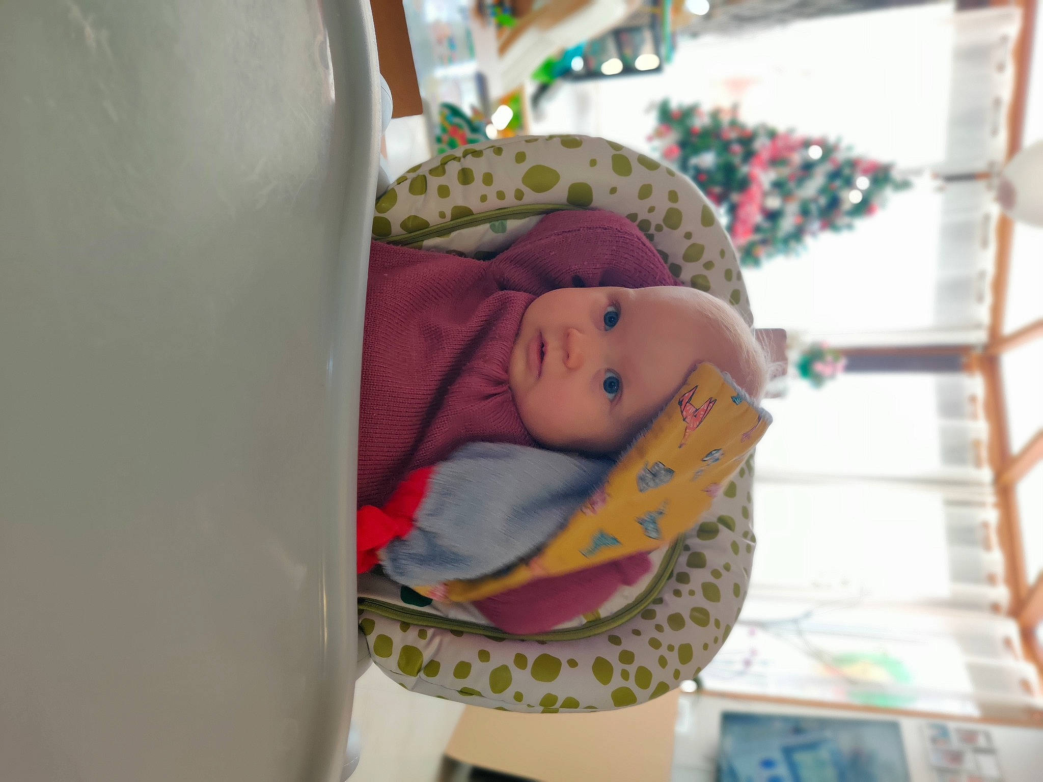 Iris a rejoint le concours — aidez-le/la à gagner de superbes lots ! baby, baby_products, baby_safety, baby_toddler_clothing, baby_toys, beanie, cheek, child, comfort, doll, headgear, headwear, infant_bed, knit_cap, linens, pattern, person, room, stuffed_toy, toddler