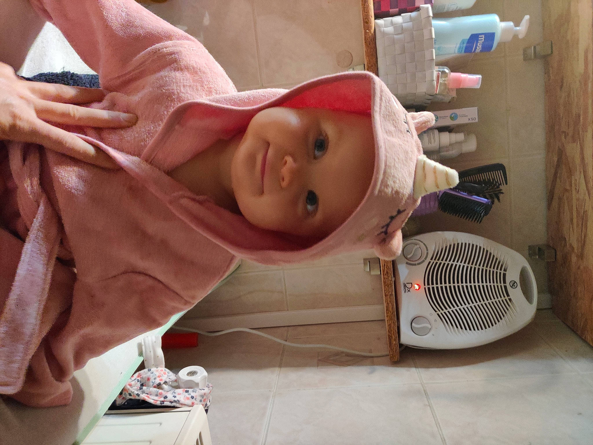 Iris participe au concours pour gagner de l'argent avec cette photo : audio_equipment, baby, baby_products, baby_safety, baby_toddler_clothing, child, comfort, fashion_accessory, happy, hat, headwear, home_appliance, linens, mechanical_fan, mesh, person, product, room, smile, sun_hat