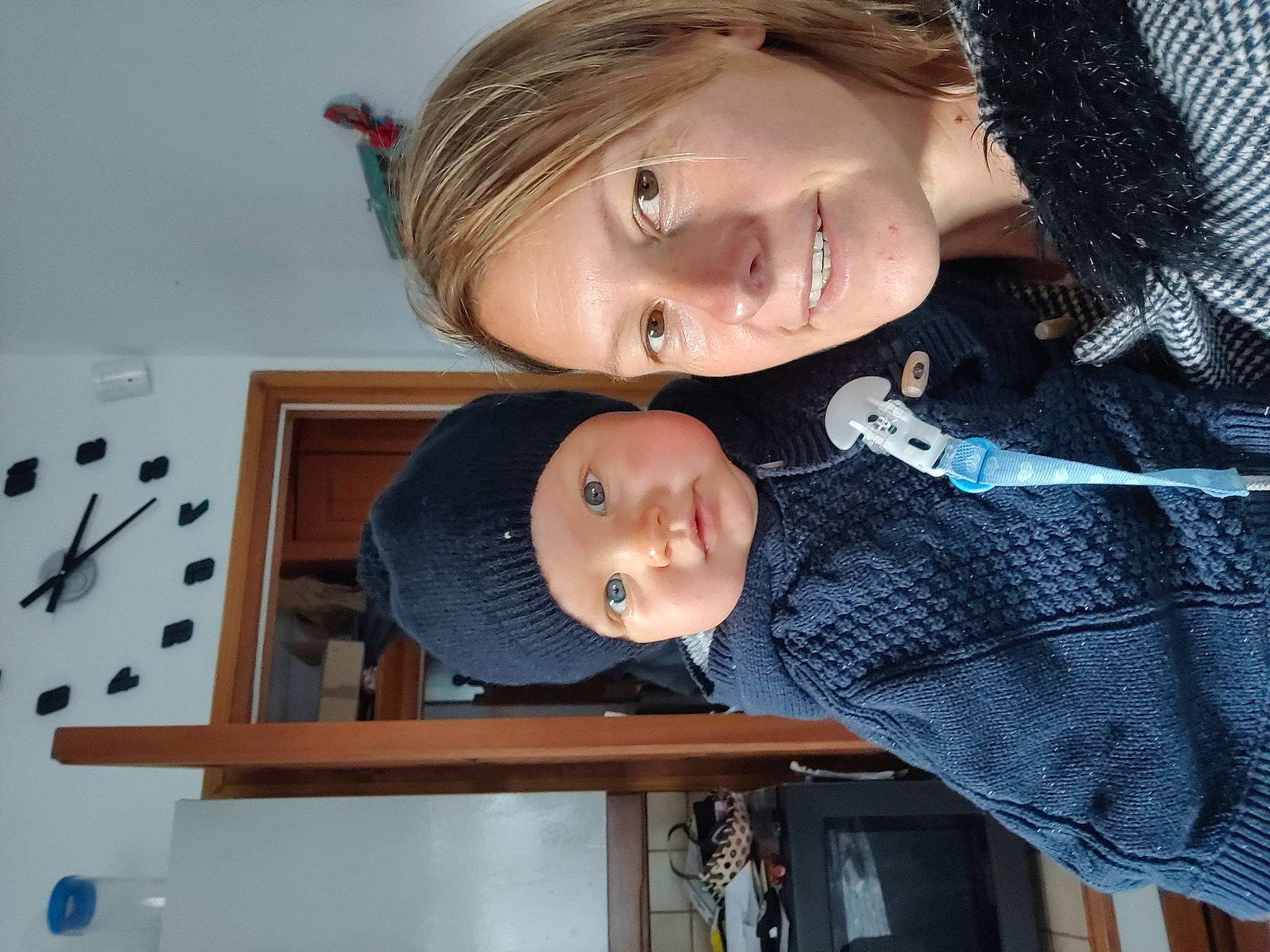 Iris a rejoint le concours — aidez-le/la à gagner de superbes lots ! audio_equipment, car_seat, child, comfort, denim, electric_blue, eye, eyelash, eyewear, face, fashion_accessory, fun, hair, headwear, joy, pattern, person, room, smile, t_shirt