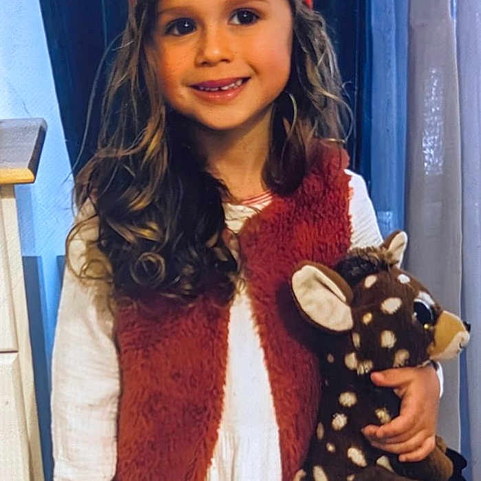 Romy participe au concours pour gagner de l'argent avec cette photo : accessories, clothing, coat, costume, dimples, doll, face, glove, hair, happy, head, jacket, people, person, photography, portrait, scarf, sleeve, smile, toy