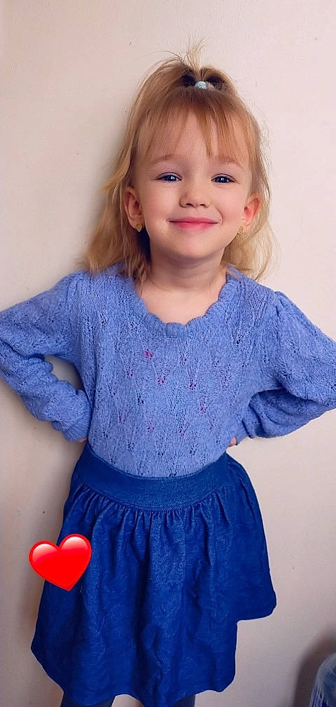 Lena a rejoint le concours — aidez-le/la à gagner de superbes lots ! arm, baby_toddler_clothing, clothing, dress, hair, hairstyle, iris, joint, joy, neck, organ, outerwear, person, pink, purple, shoulder, sleeve, smile, standing, t_shirt